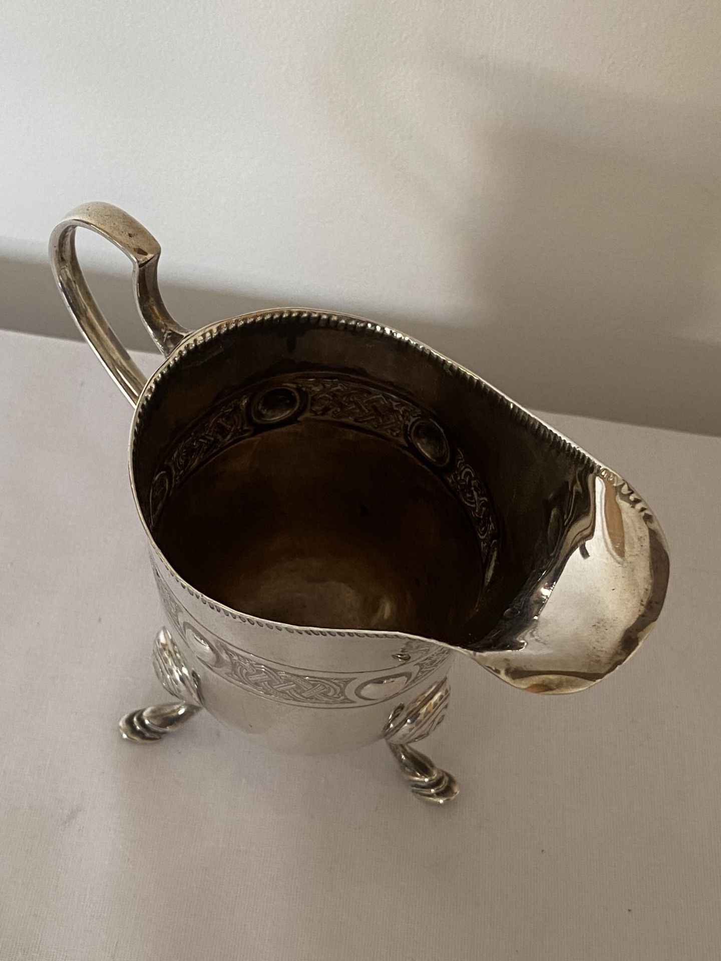 A GEORGE V 1917 HALLMARKED DUBLIN SILVER TANKARD, MAKER T WEIR & SONS, GROSS WEIGHT 163 GRAMS - Image 8 of 12