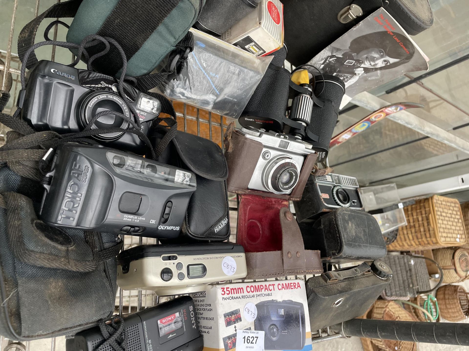 A LARGE ASSORTMENT OF CAMERA EQUIPMENT TO INLCUDE CAMERAS AND BINOCULARS ETC - Image 2 of 3