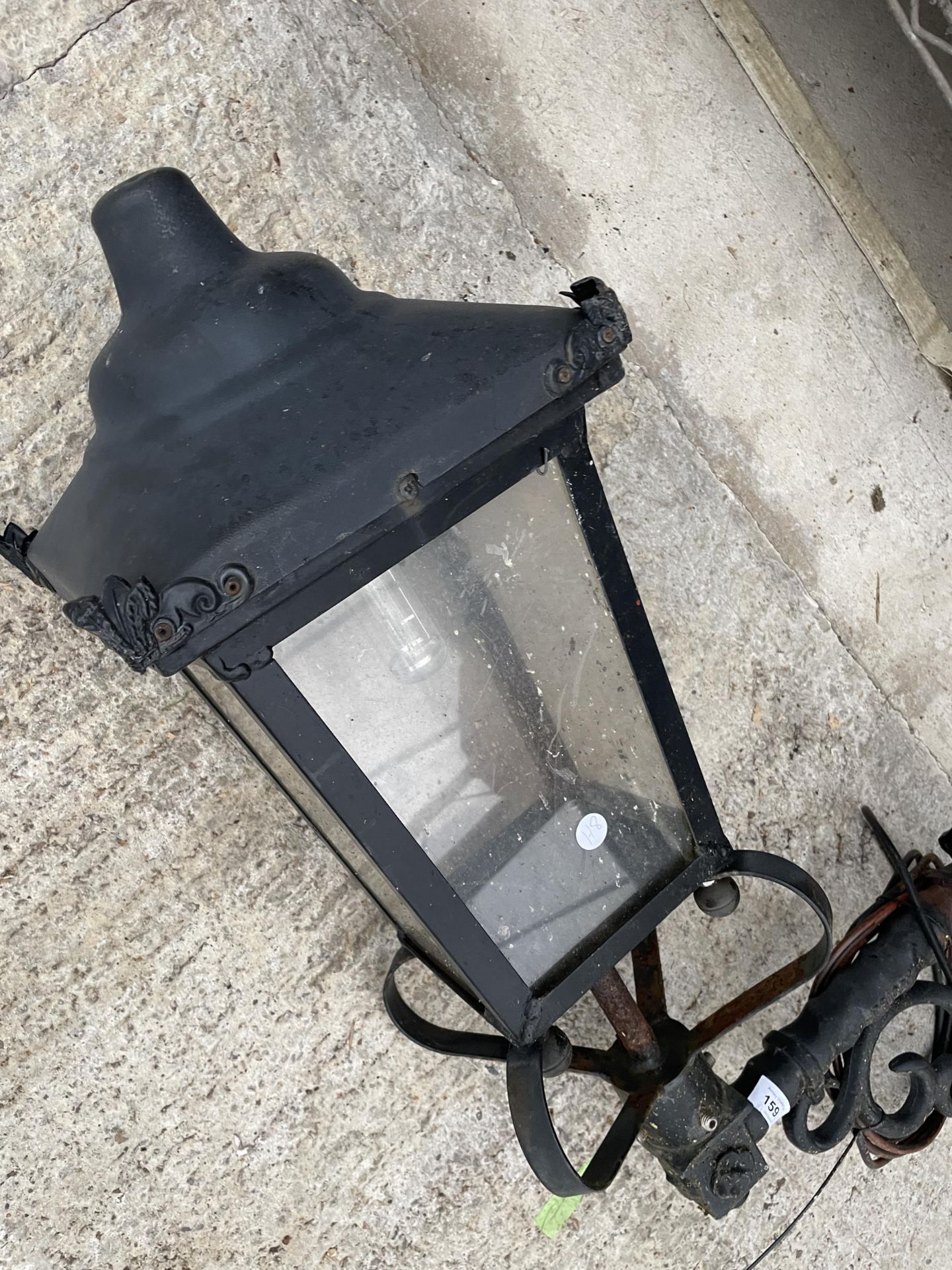 A VINTAGE STYLE OUTDOOR COURTYARD LIGHT WITH BRACKET - Image 3 of 3