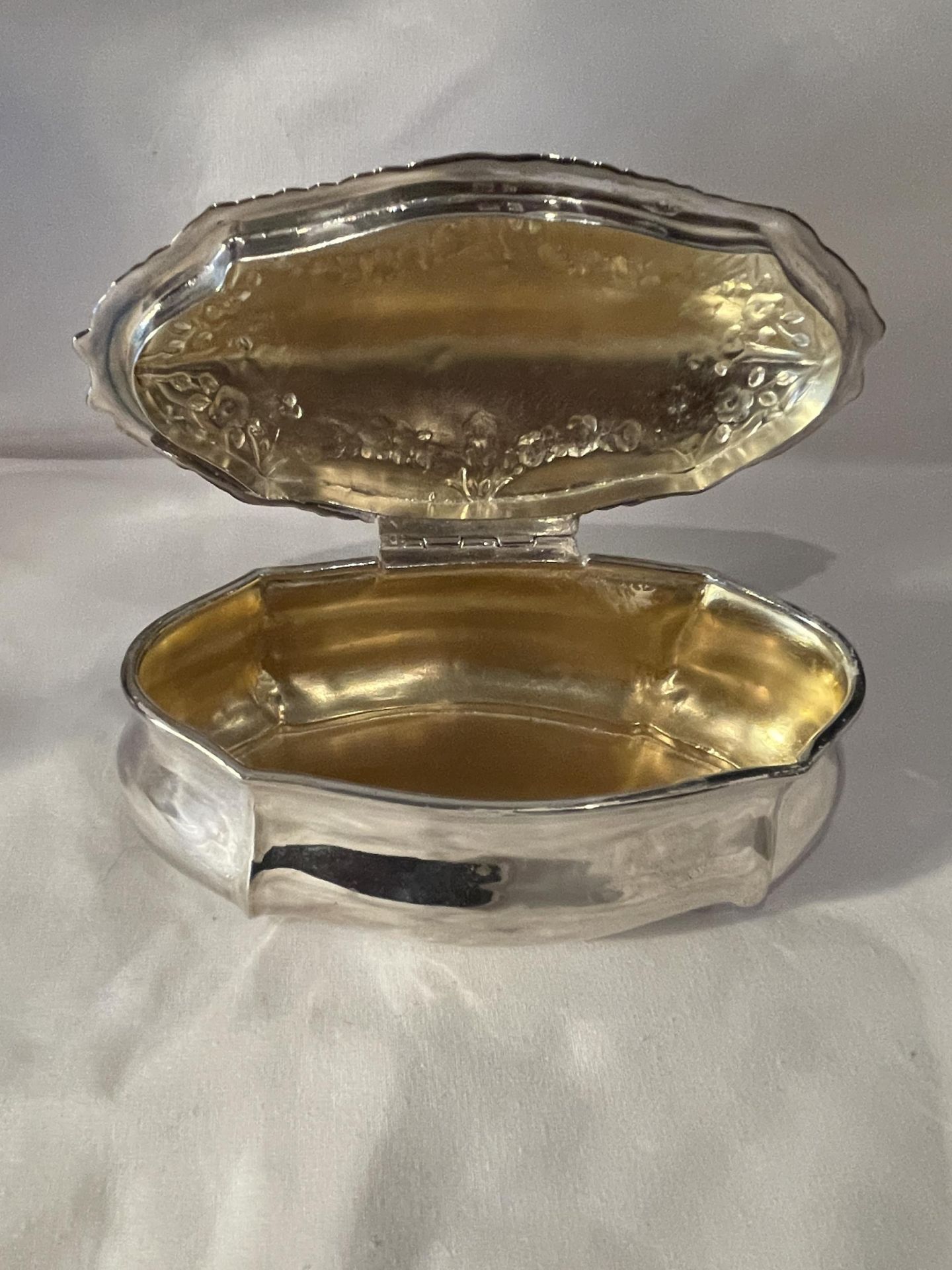 A 1901 HALLMARKED BIRMINGHAM SILVER LIDDED BOX, MAKER HENRY MATTHEWS, GROSS WEIGHT 145 GRAMS - Bild 7 aus 18