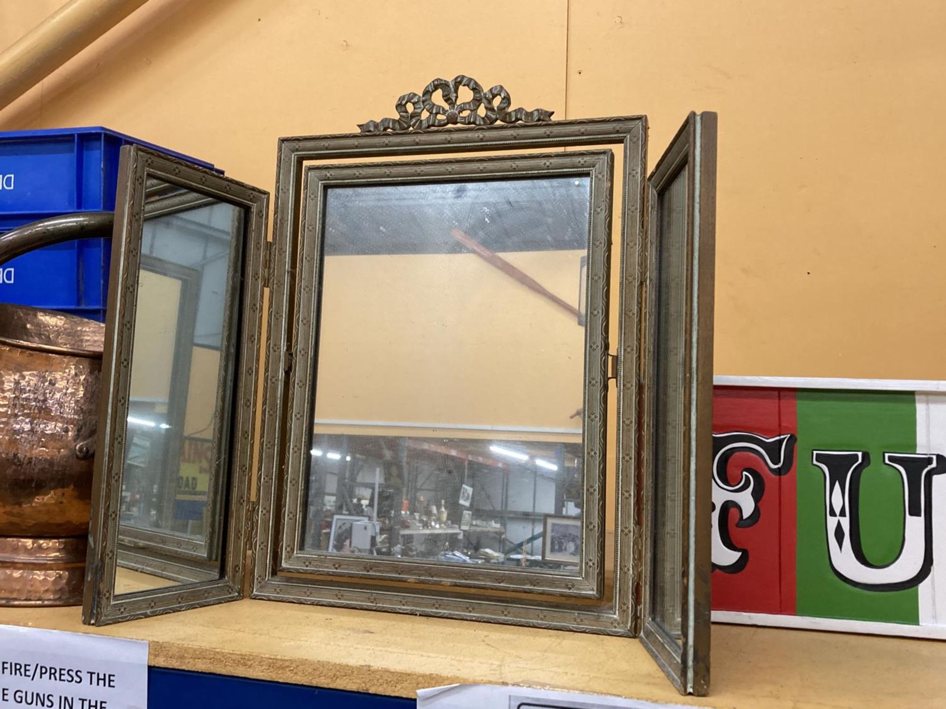 A VINTAGE TRIPTYCH MIRROR, HEIGHT APPROX 50CM