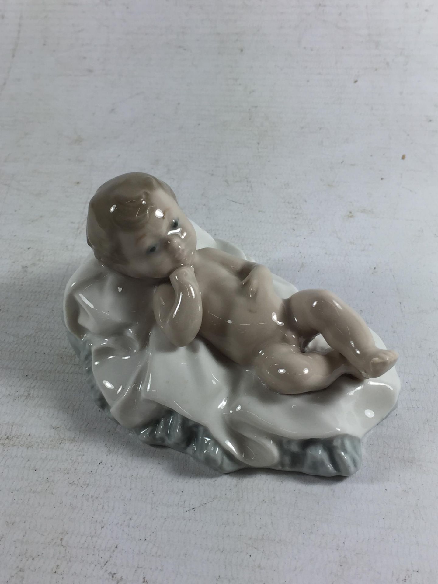 A NAO LLADRO FIGURE OF A BABY