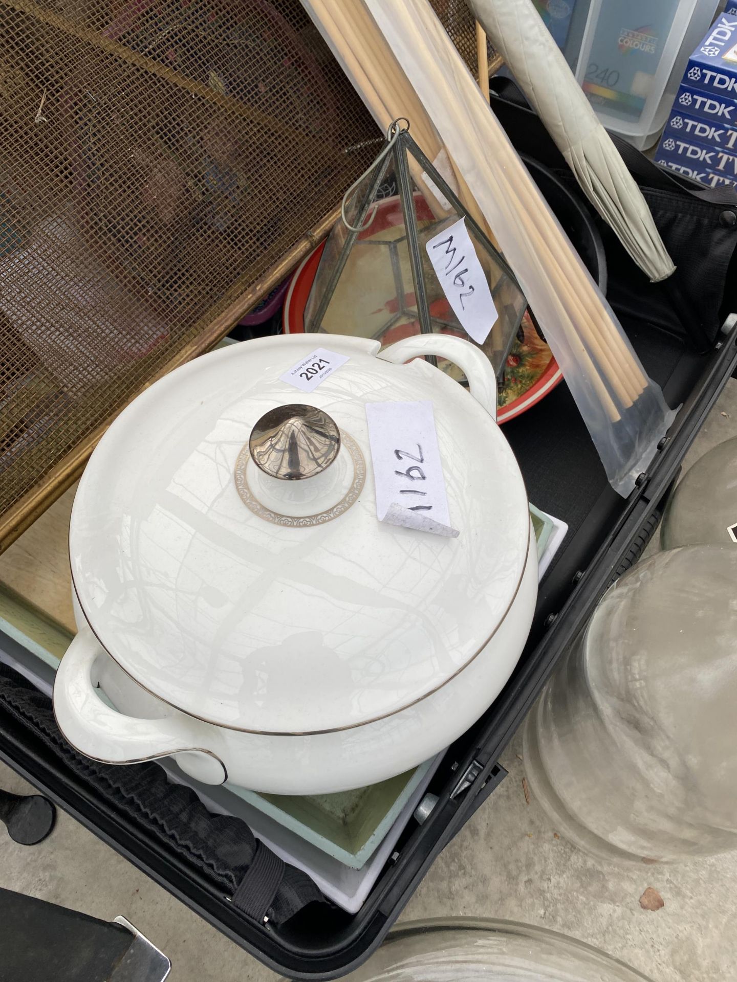 AN ASSORTMENT OF ITEMS TO INCLUDE GLASS BOTTLES, CERAMIC TUREEN AND TRAYS ETC - Image 4 of 4