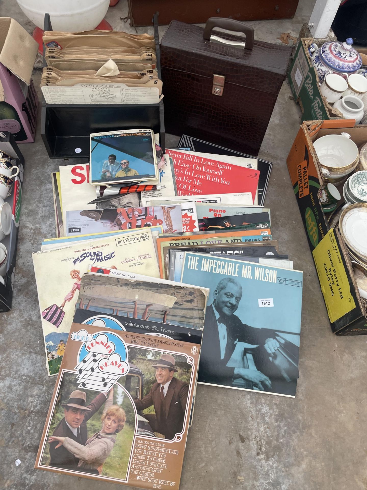 A LARGE ASSORTMENT OF VINTAGE LP RECORDS AND 7" SINGLES ETC