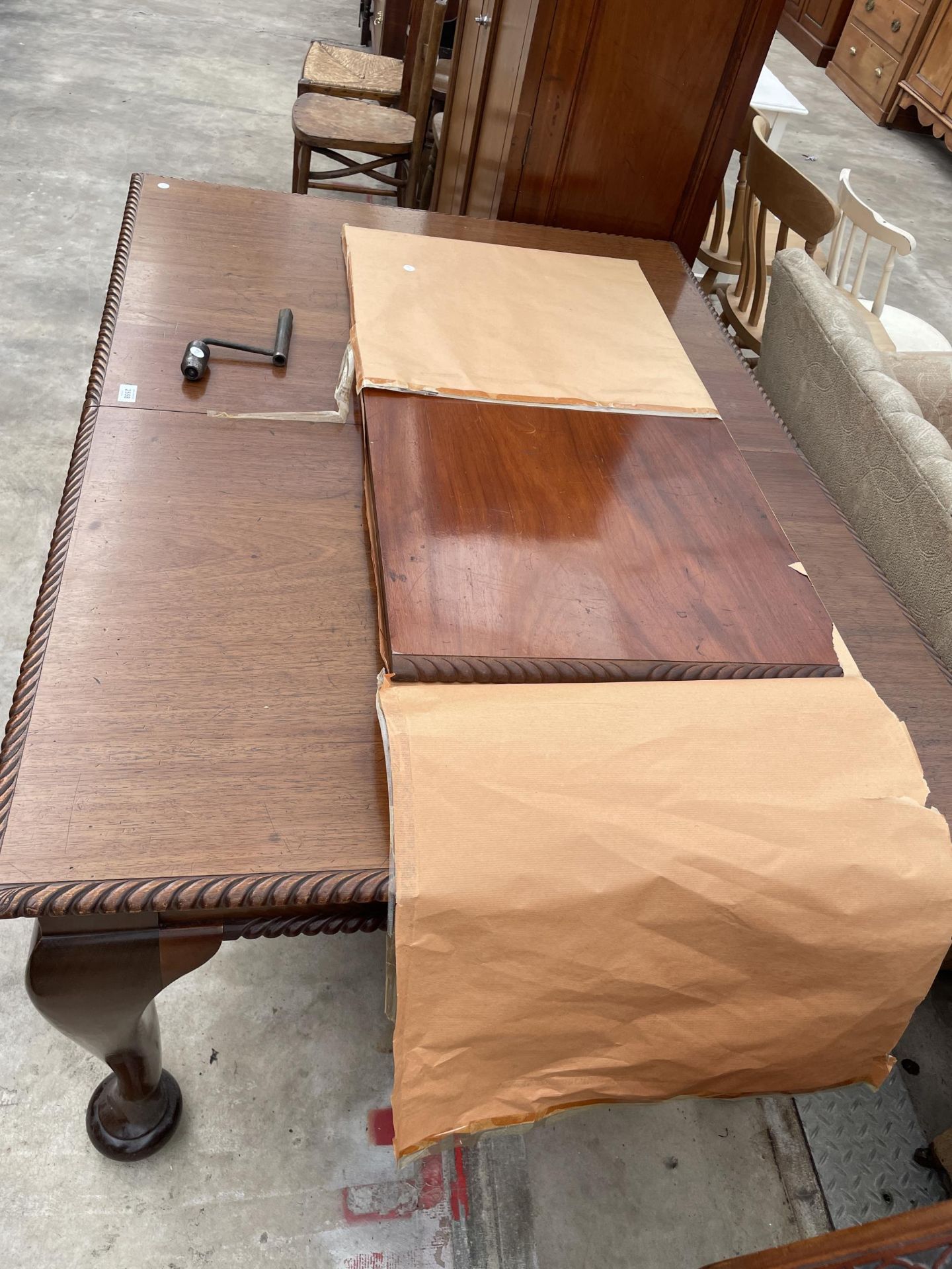 AN EARLY 20TH CENTURY MAHOGANY WIND-OUT DINING TABLE ON CABRIOLE LEGS, WITH ROPE EDGE, 57 X 41" ( - Image 7 of 7