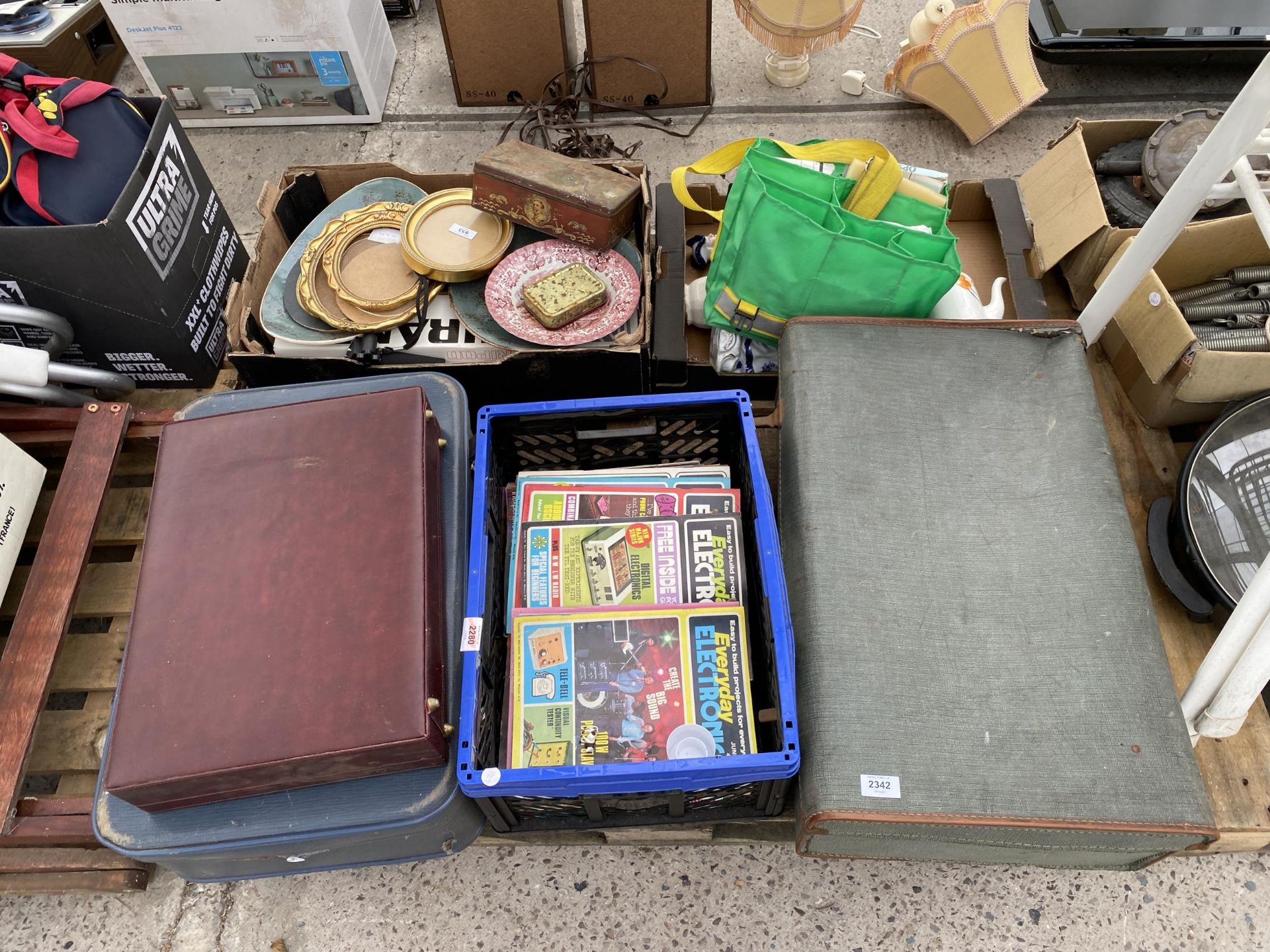 AN ASSORTMENT OF HOUSEHOLD CLEARANCE ITEMS TO INCLUDE CERAMICS AND MAGAZINES ETC