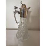 AN ELIZABETH II 1975 HALLMARKED SHEFFIELD SILVER AND CUT GLASS CLARET JUG WITH LION HANDLE, MAKER