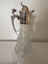 AN ELIZABETH II 1975 HALLMARKED SHEFFIELD SILVER AND CUT GLASS CLARET JUG WITH LION HANDLE, MAKER