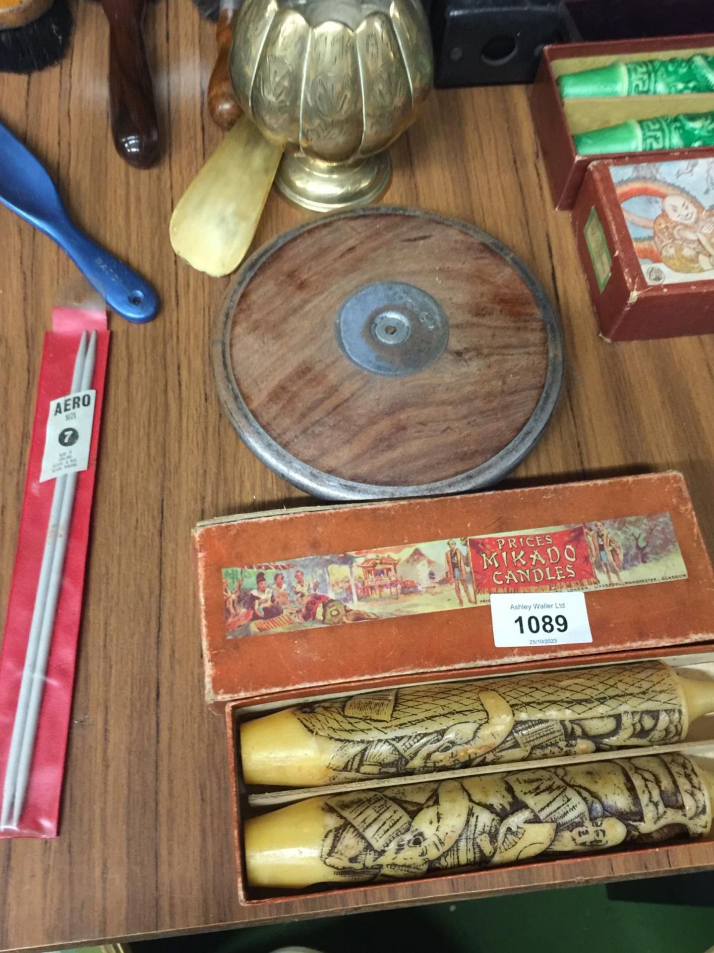 A MIXED LOT TO INCLUDE ORIENTAL PATTERNED WAX CANDLES, A VINTAGE DISCUS, BRUSHES, WALKIE TALKIES, - Image 4 of 4