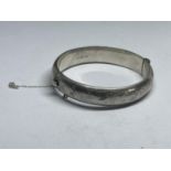 A HALLMARKED BIRMINGHAM SILVER BANGLE WEIGHT 21.3 GRAMS