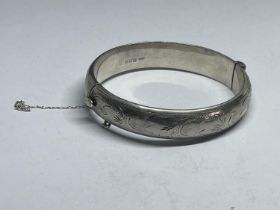 A HALLMARKED BIRMINGHAM SILVER BANGLE WEIGHT 21.3 GRAMS