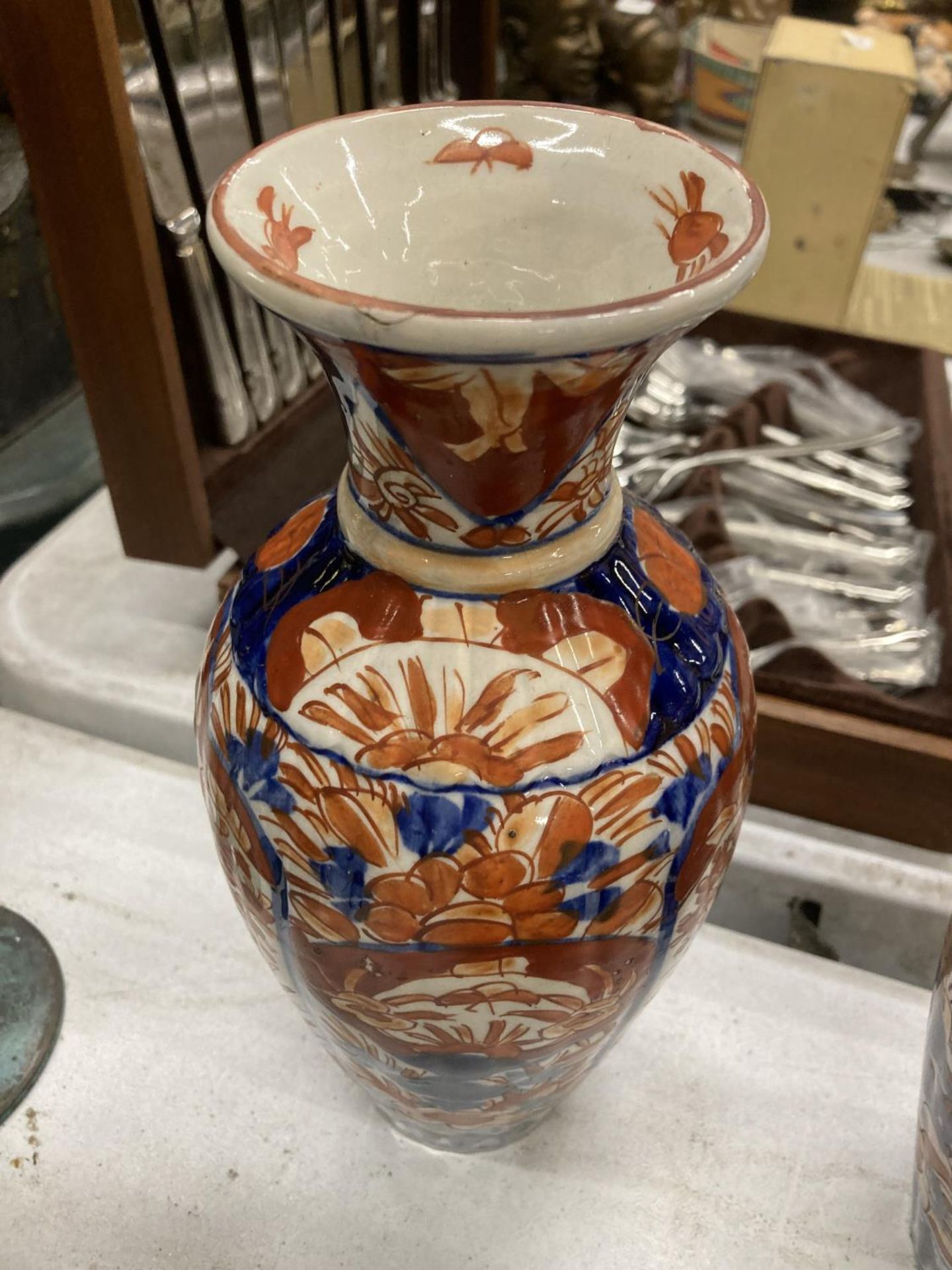 A PAIR OF ORIENTAL STYLE VASES, HEIGHT 25CM, 1 A/F PLUS A 'GEORGIAN' MOORCROFT STYLE VASE, HEIGHT - Image 4 of 4