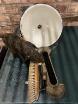 A MIXED GROUP OF ITEMS TO INCLUDE VINTAGE BRUSHES, DOG, INDUSTRIAL ENAMEL LIGHT SHADE ETC