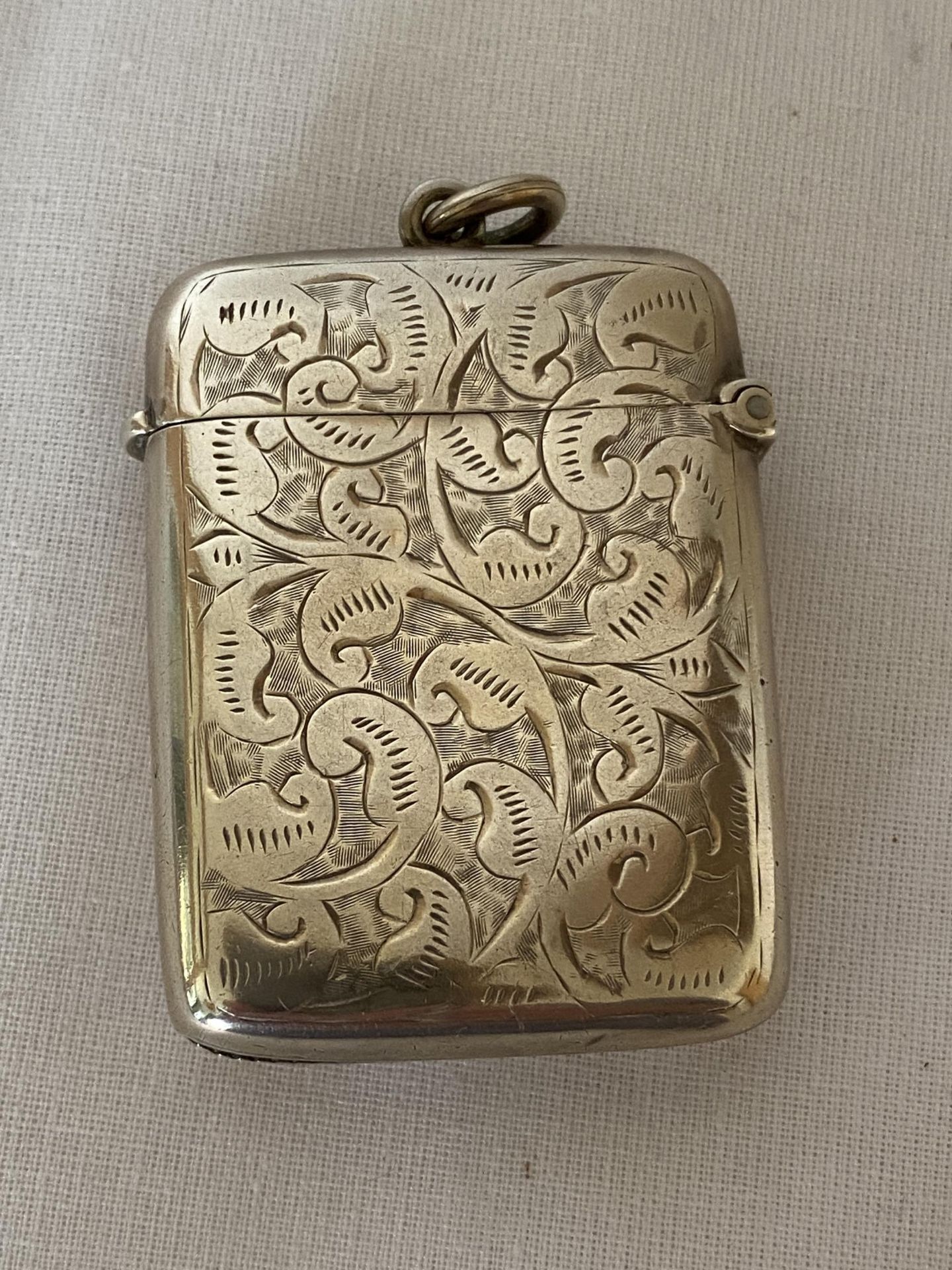 A VICTORIAN 1899 HALLMARKED BIRMINGHAM SILVER VESTA CASE, MAKER POSSIBLY JOHN ROSE, GROSS WEIGHT - Image 6 of 12