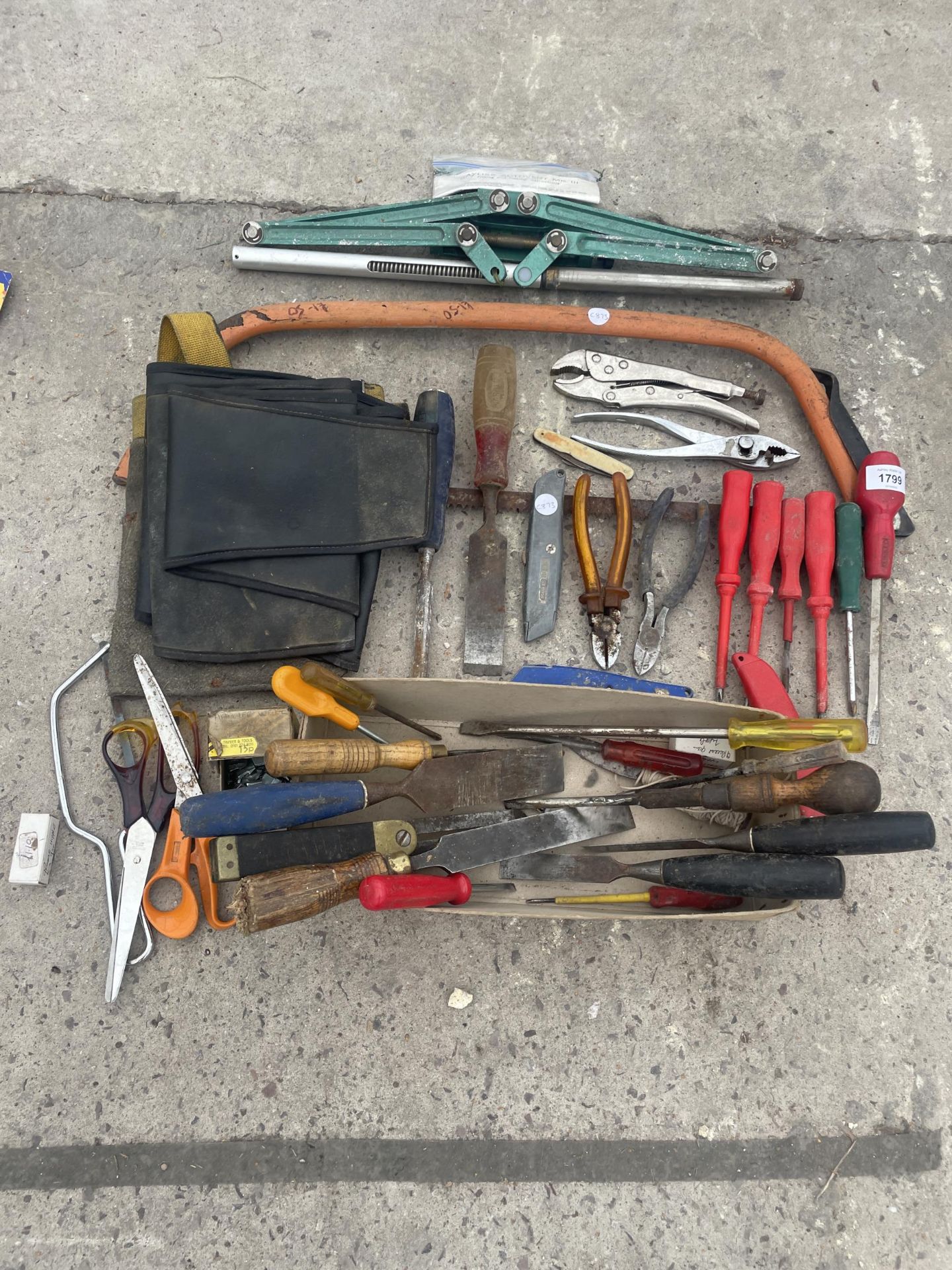 AN ASSORTMENT OF HAND TOOLS TO INCLUDE CHISELS, PLIERS AND SCREW DRIVERS ETC