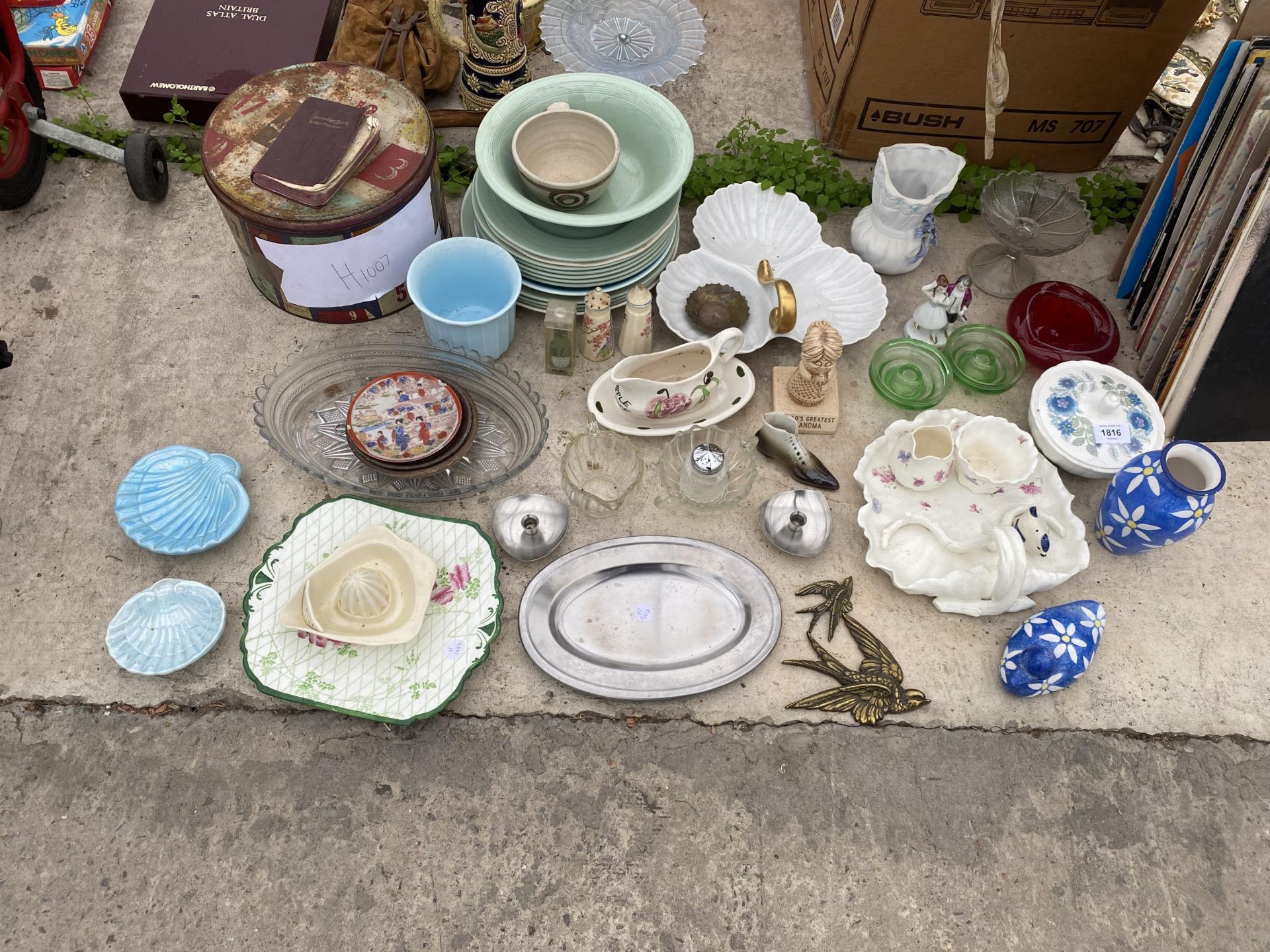 AN ASSORTMENT OF GLASS AND CERAMIC ITEMS TO INCLUDE BOWLS AND VASES ETC