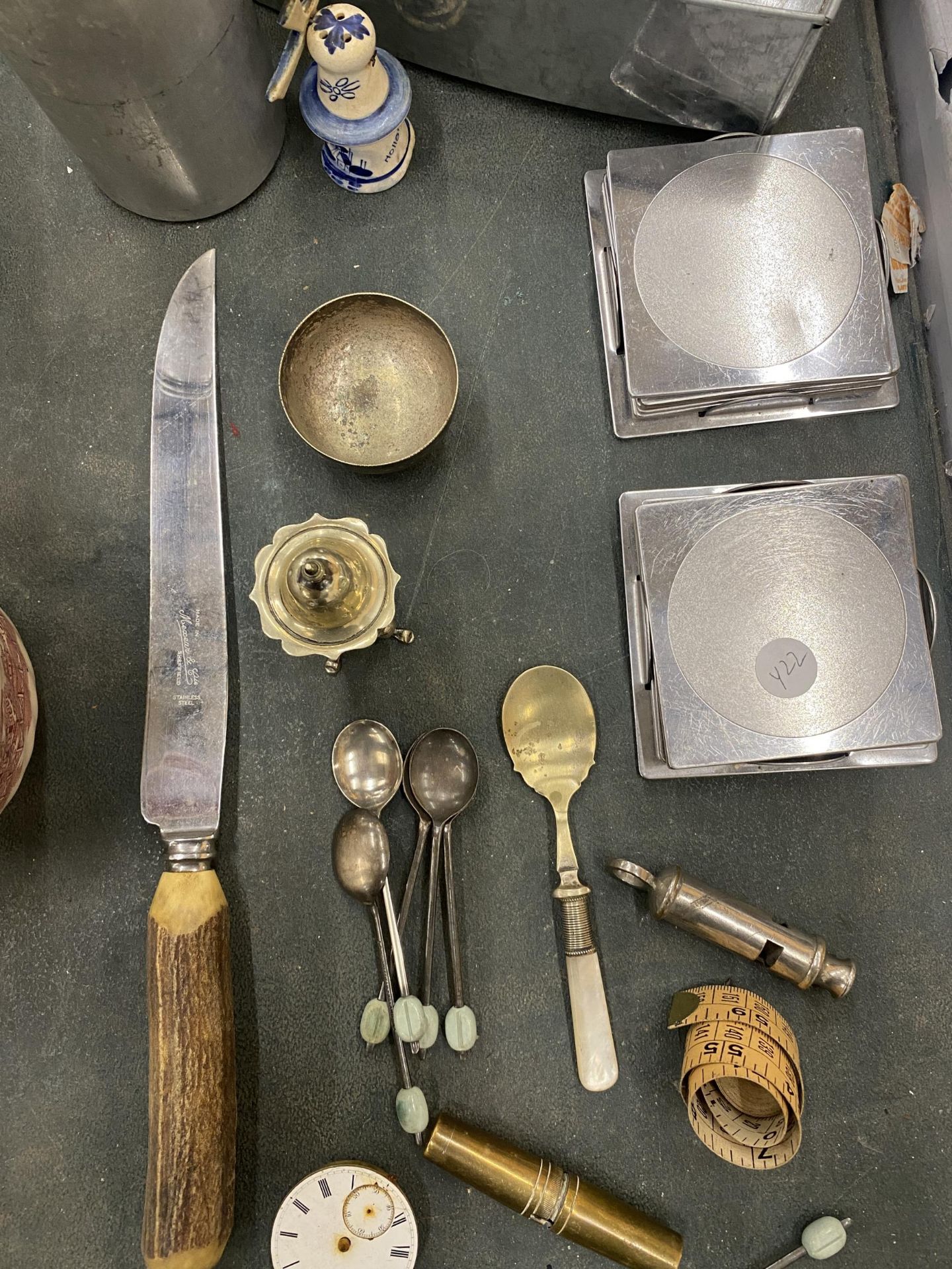 A MIXED LOT TO INCLUDE FLATWARE, COFFEE BEAN SPOONS, BRASS ITEMS, A POLICE WHISTLE, ETC - Image 3 of 5