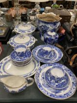 A COLLECTION OF BLUE AND WHITE DINNER WARES TO INCLUDE CAULDON, WILLOW PATTERNS ETC