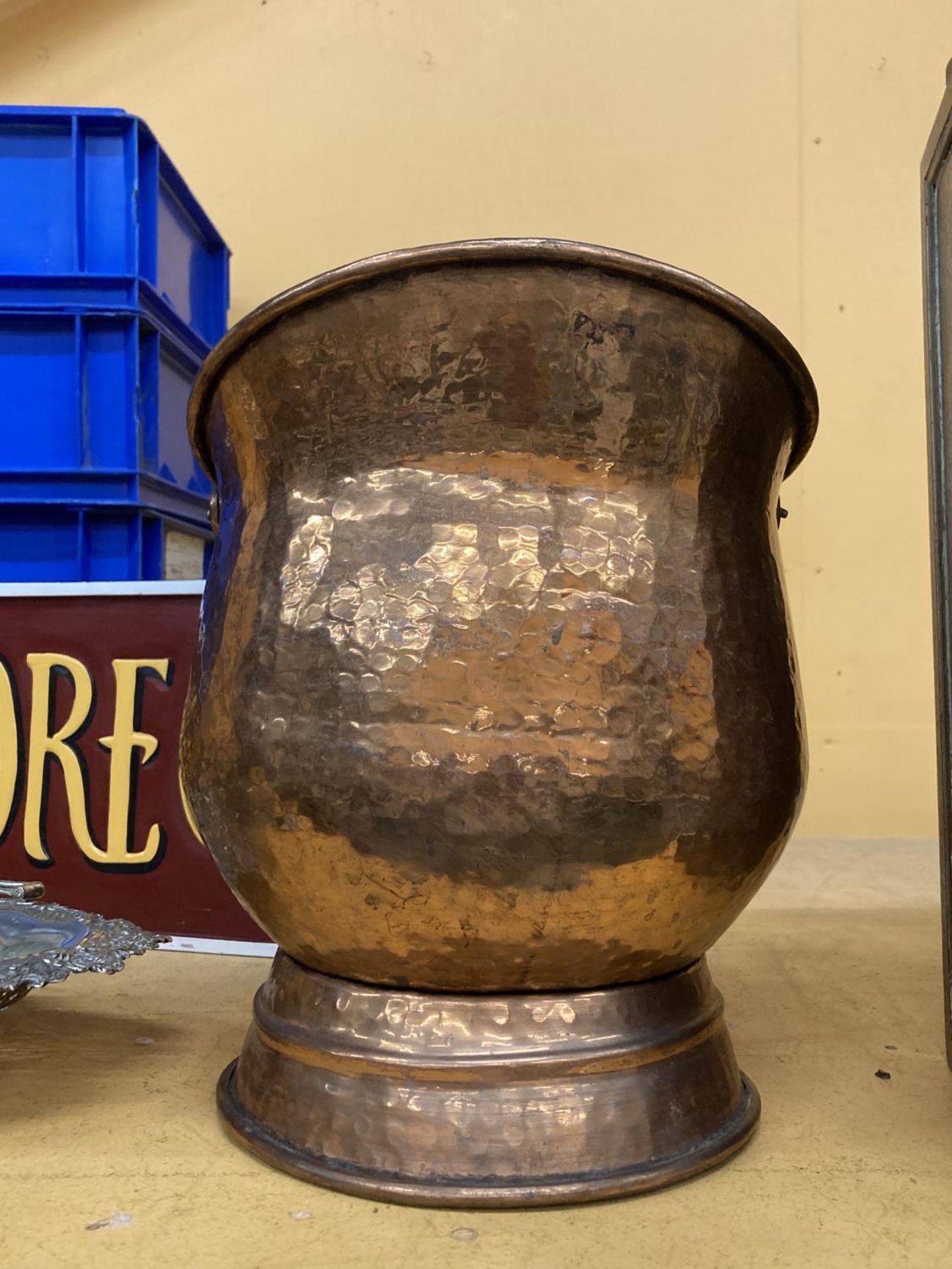 A FIREMAN'S HELMET STYLE BEATEN COPPER COAL SCUTTLE WITH BRASS HANDLE - Image 2 of 2