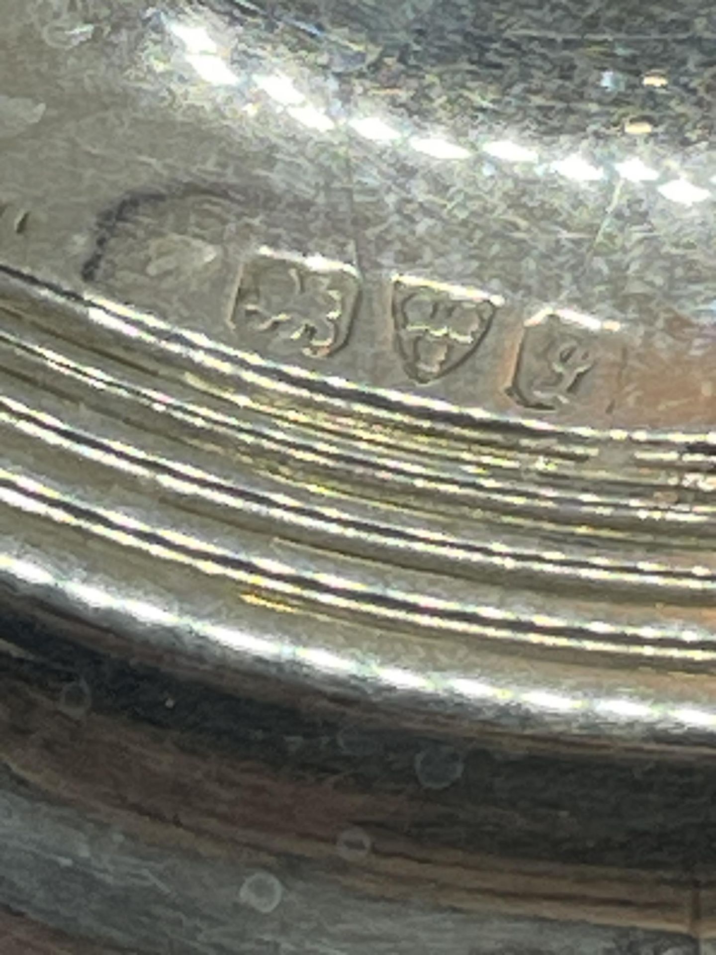 A GEORGE V 1911 HALLMARKED CHESTER SILVER INKWELL, INDISTINCT MAKER MARKS, WEIGHTED BASE, GROSS - Image 16 of 18