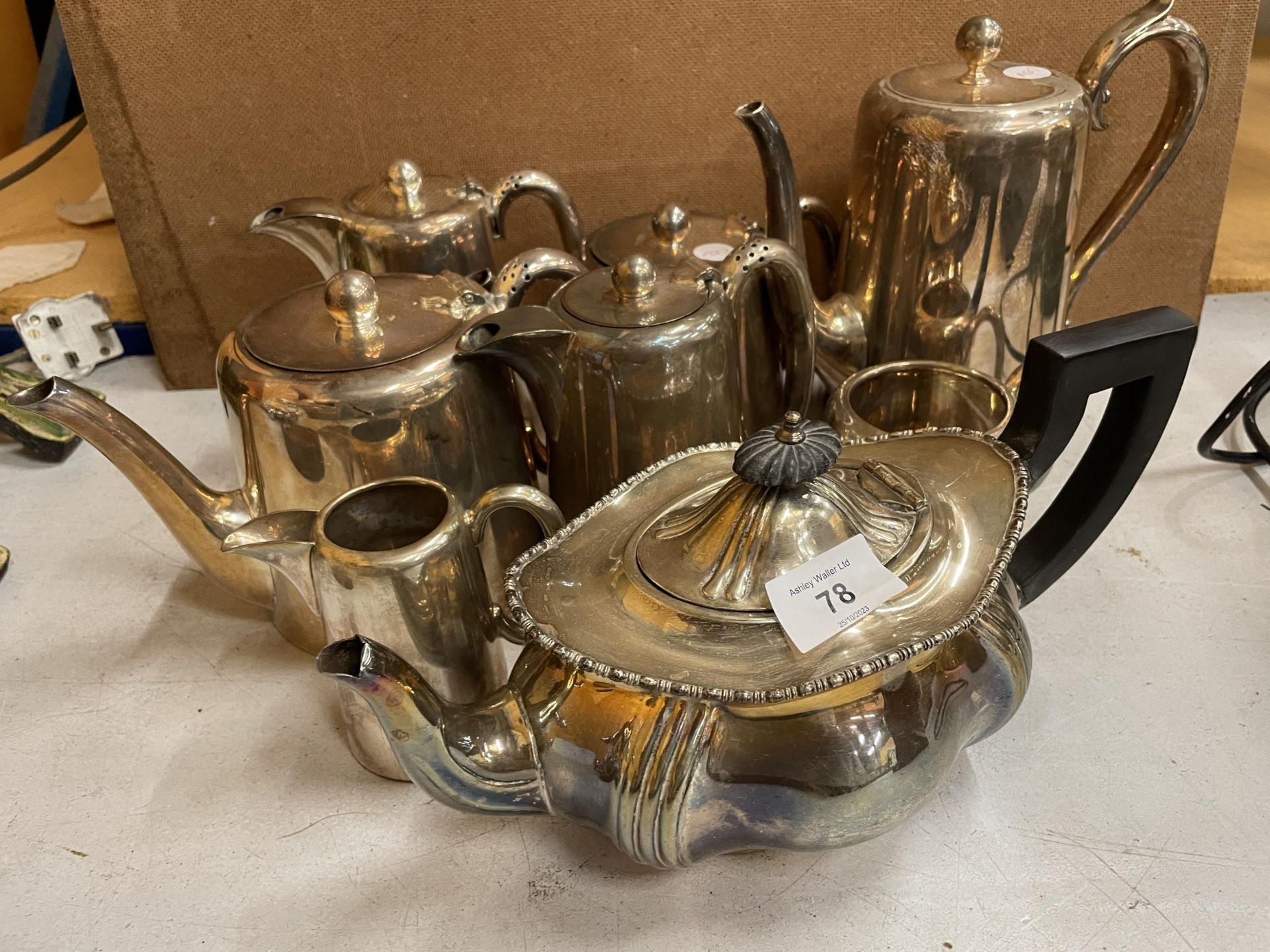 A COLLECTION OF SILVER PLATED TEA AND COFFEE POTS TO INCLUDE SIX WALKER AND HALL & AN ELKINGTON - Bild 2 aus 6