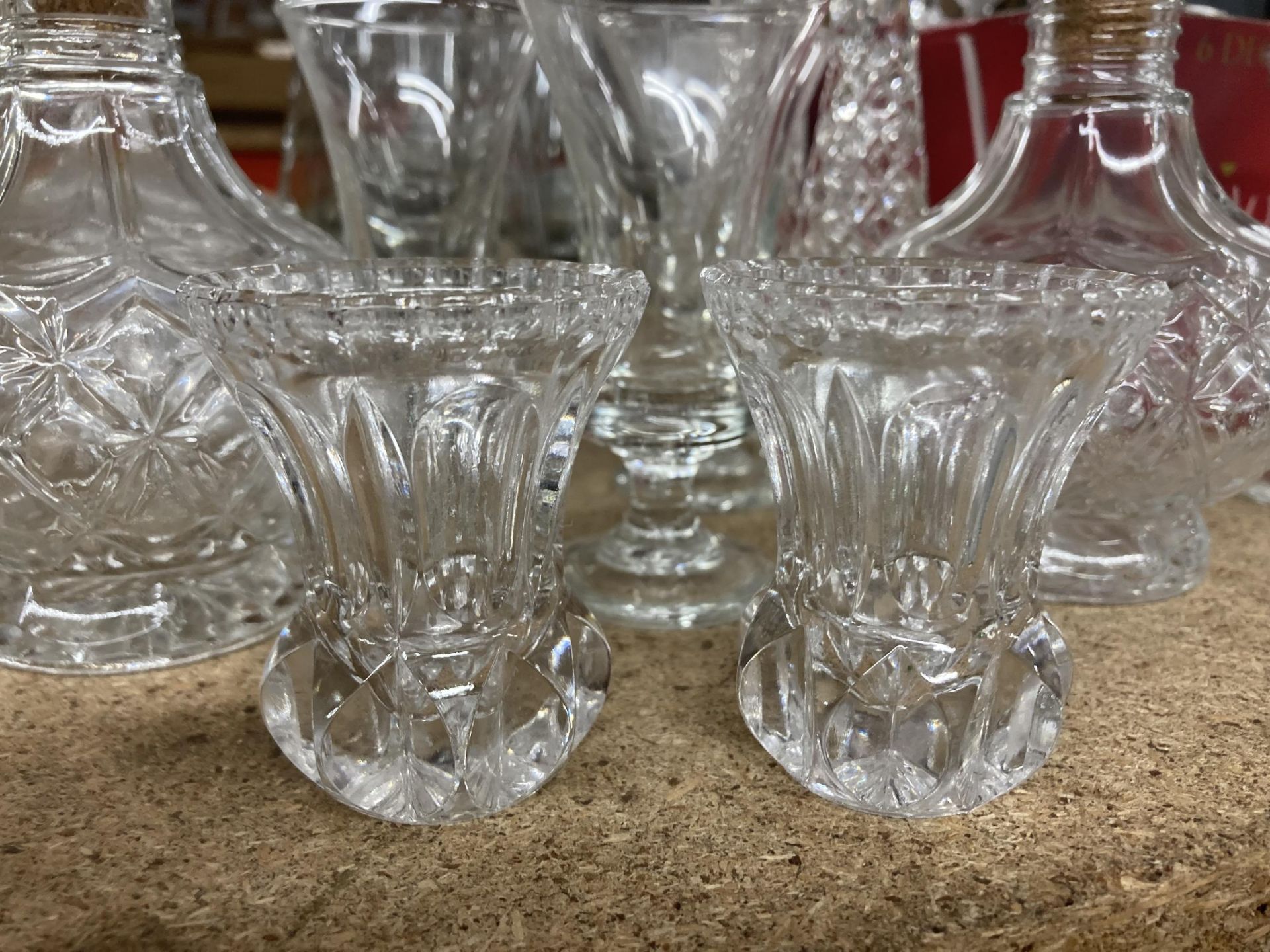 A MIXED LOT OF GLASSWARE TO INCLUDE SIX BRANDY GLASSES ETC - Image 4 of 4