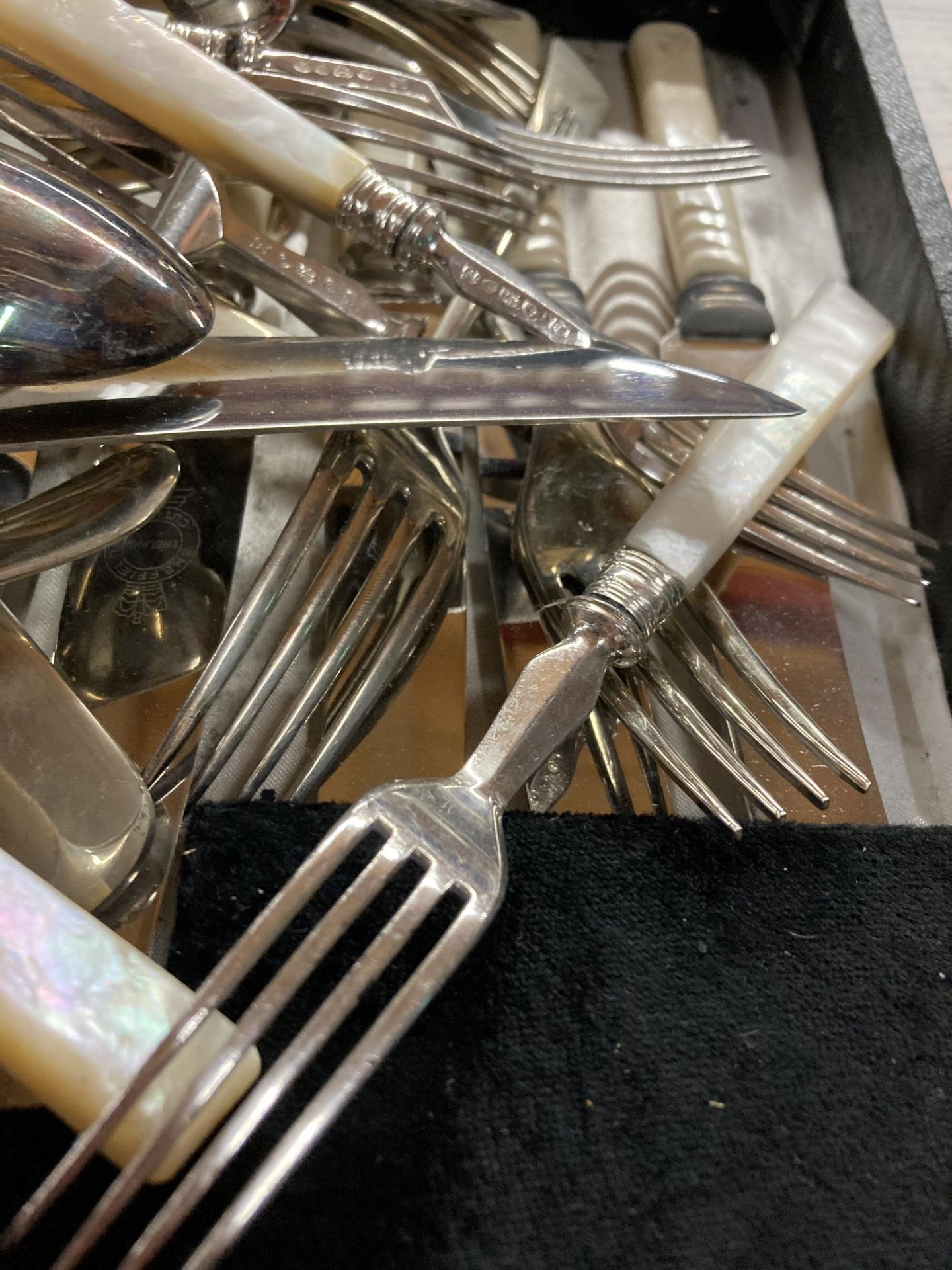 A MIXED LOT OF SILVER PLATED FLATWARE TO INCLUDE MOTHER OF PEARL HANDLED EXAMPLES ETC - Image 2 of 3