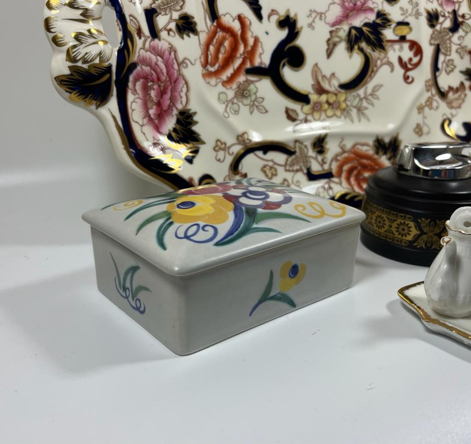 A MIXED LOT OF CERAMICS TO INCLUDE POOLE POTTERY LIDDED DISH, WEDGWOOD TABLE LIGHTER, MASONS, - Image 3 of 4