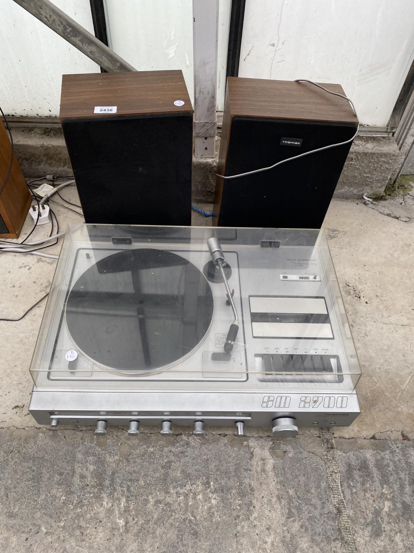 A TOSHIBA SM 2700 RECORD PLAYER AND A PAIR OF WOODEN CASED SPEAKERS
