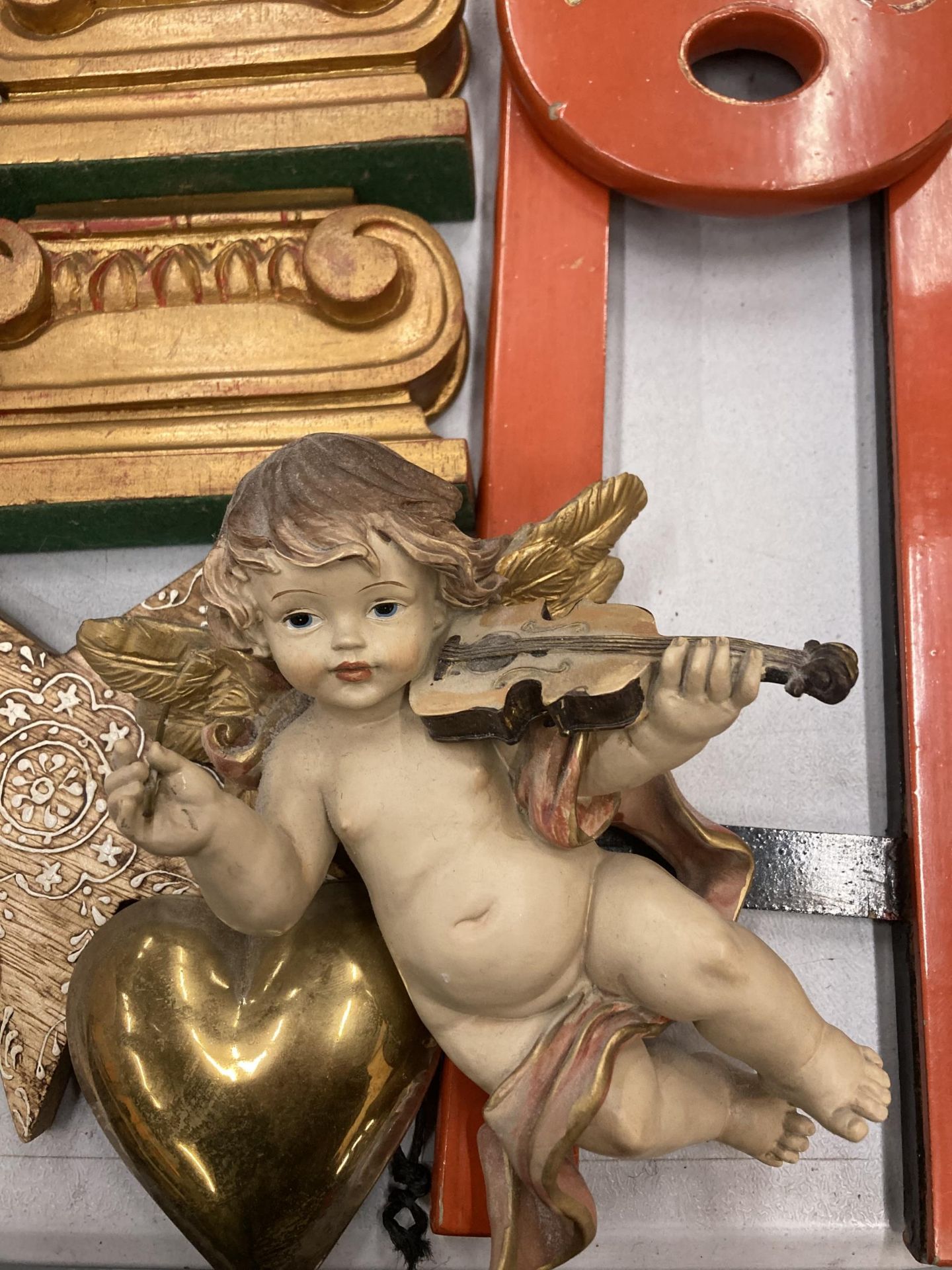 A MIXED LOT TO INCLUDE CHERUB FIGURE, PAIR OF GILT BOOKENDS ETC - Image 4 of 6