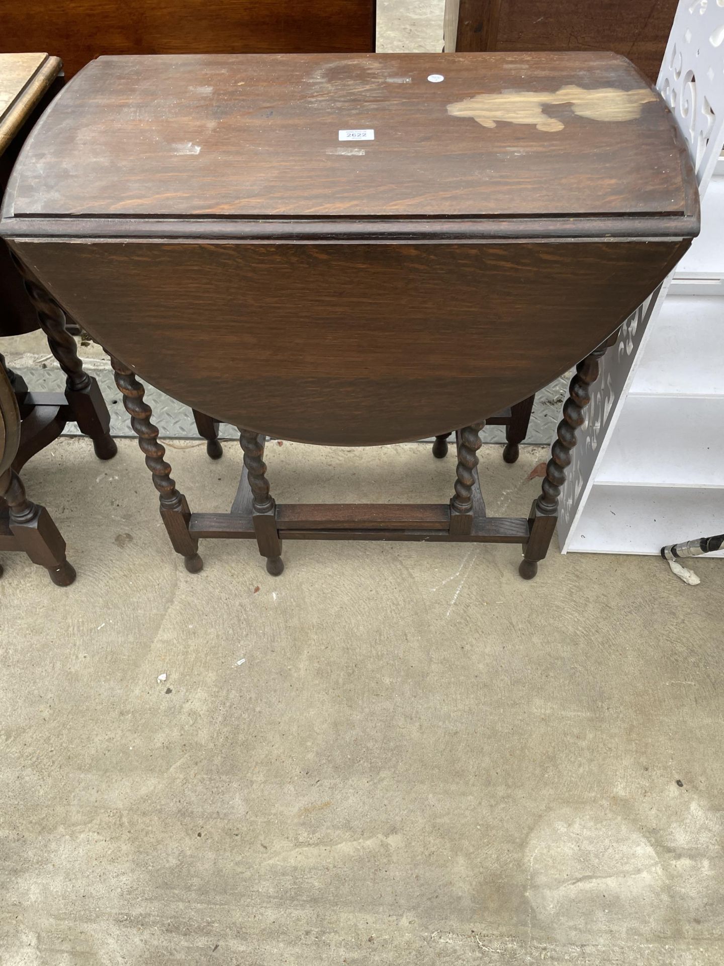 AN EARLY 20TH CENTURY OVAL OAK GATELEG DINING TABLE ON BARLEYTWIST LEGS, 40.5 X 29" OPENED