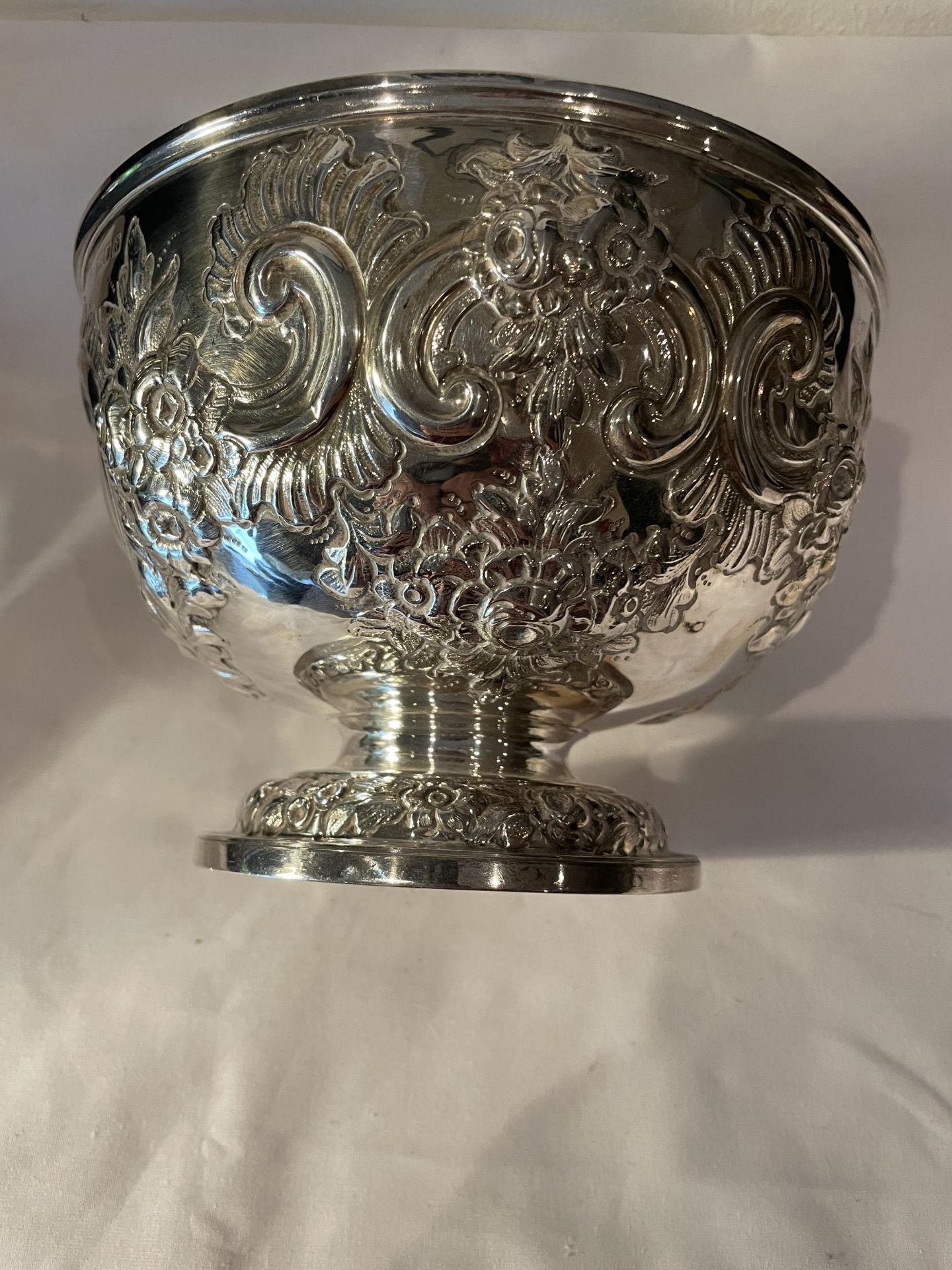 A 1901 HALLMARKED LONDON SILVER DECORATIVE FOOTED BOWL, INDISTINCT MAKER, GROSS WEIGHT 385 GRAMS - Image 12 of 15