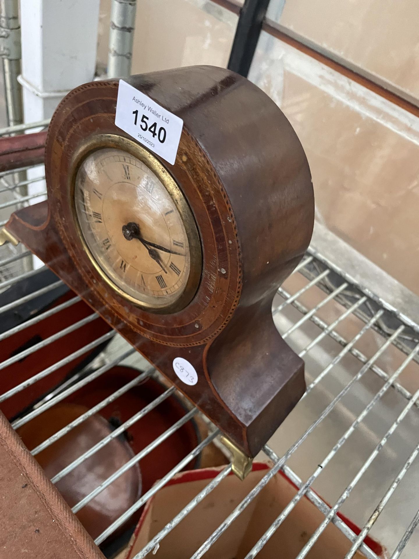 AN INLAID MAHOGANY MANTLE CLOCK ON BRASS FEET - Image 2 of 3