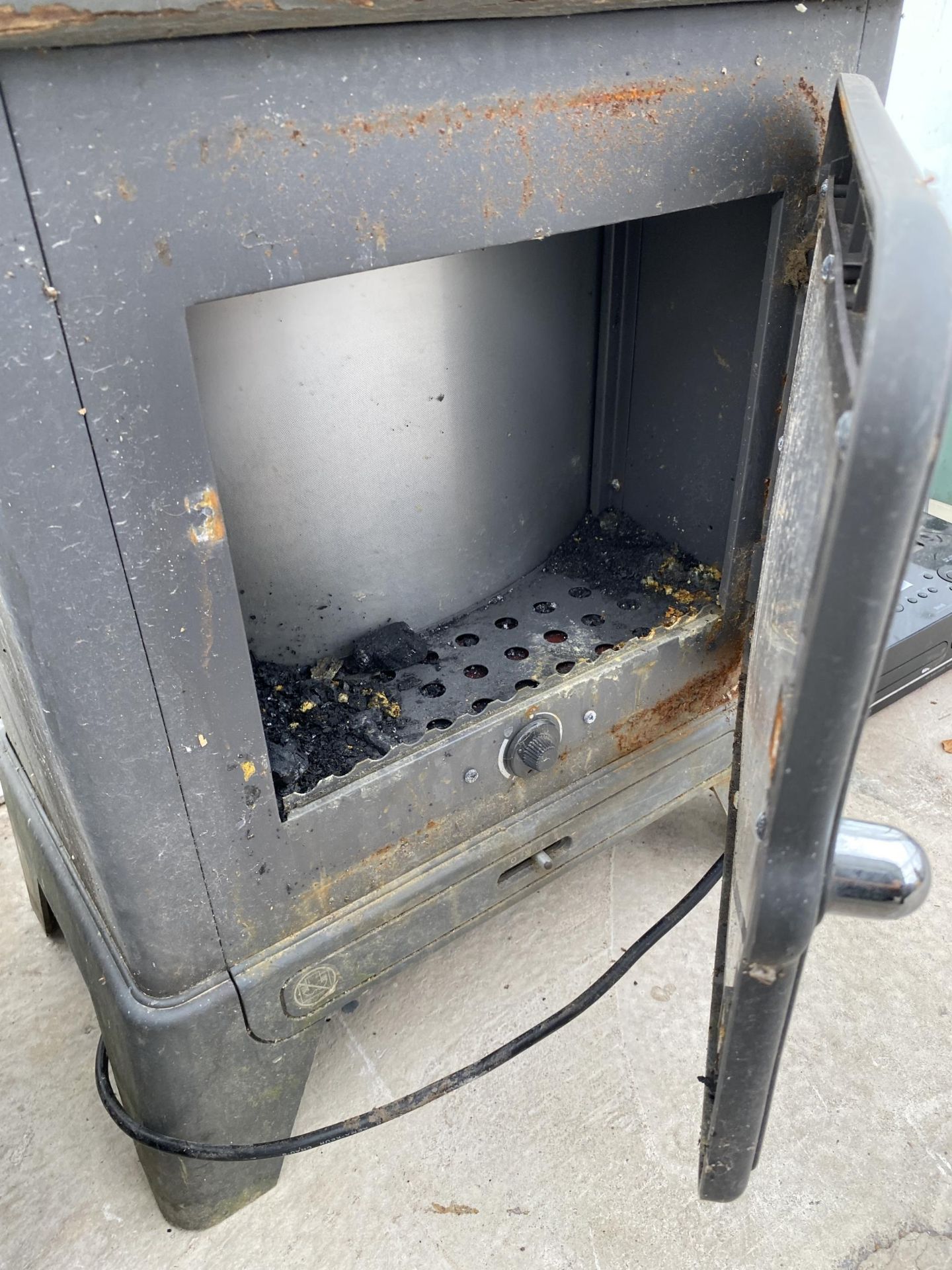 AN ELECTRIC HEATER IN THE FORM OF A LOG BURNER - Image 2 of 2