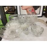 A MIXED COLLECTION OF VINTAGE CUT AND FURTHER GLASS ITEMS, BOWLS ETC