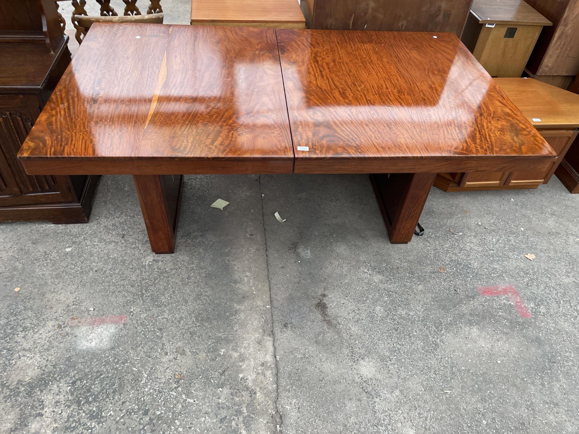 AN ART DECO (CIRCA 1945) HARDWOOD EXTENDING DINING TABLE, 69 X 42" (LEAF 27")