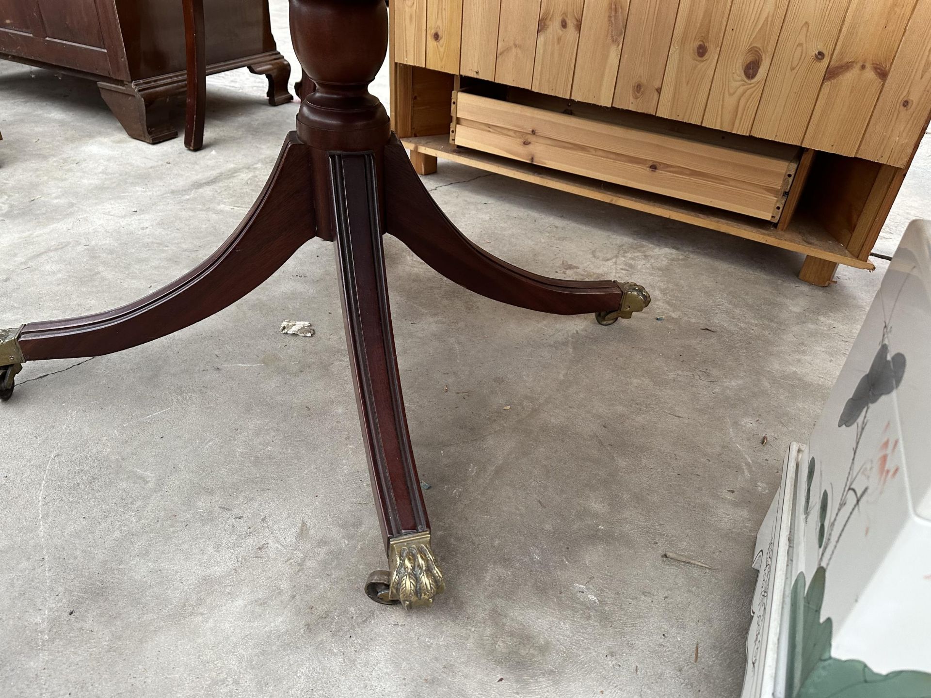 A MAHOGANY REGENCY STYLE EXTENDING PEDESTAL DINING TABLE ON BRASS CLAW FEET WITH BRASS CLAW FEET, 42 - Image 3 of 3