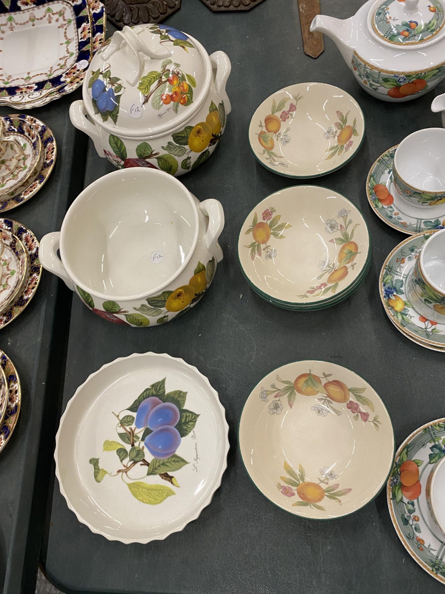 A QUANTITY OF CERAMIC DINNERWARE ITEMS TO INCLUDE PORTMEIRION 'POMONA' SERVING DISHES AND A FLAN - Image 3 of 3