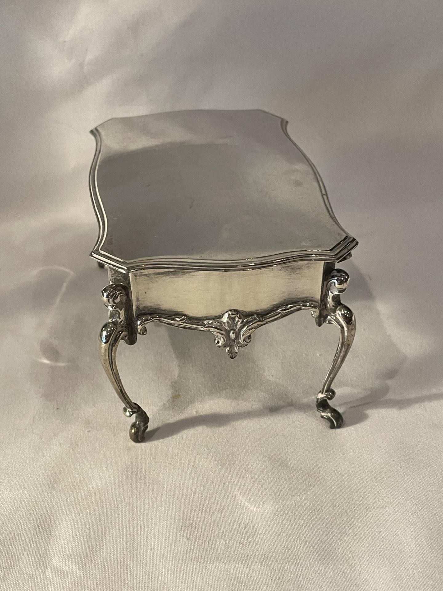 AN EDWARD VII 1904 HALLMARKED LONDON SILVER ORNATE FOUR LEGGED TRINKET BOX WITH BLUE LINER, MAKER - Image 6 of 18