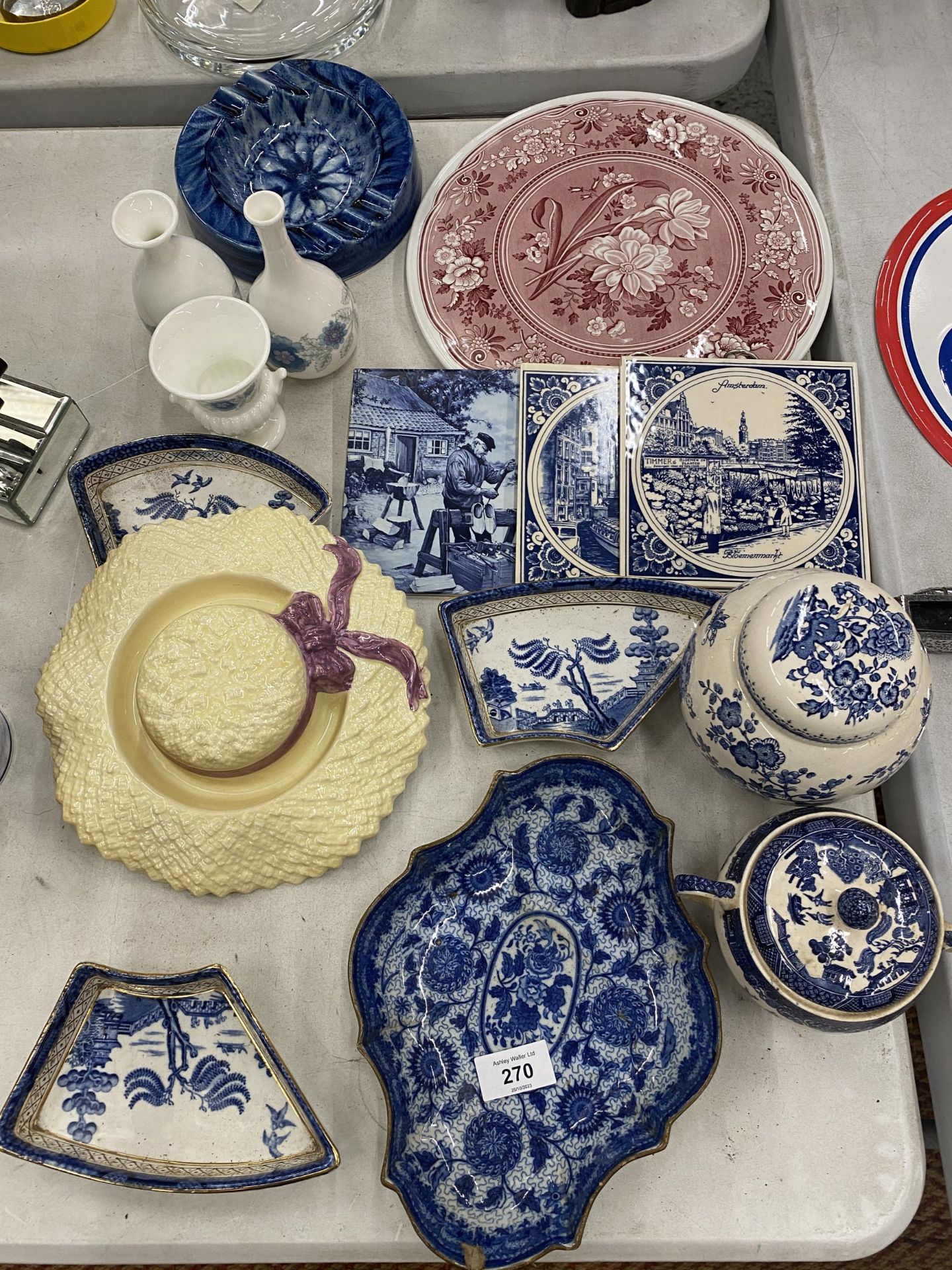 A LARGE QUANTITY OF CERAMIC ITEMS TO INCLUDE BOOTH'S 'REAL OLD WILLOW', VINTAGE BLUE AND WHITE