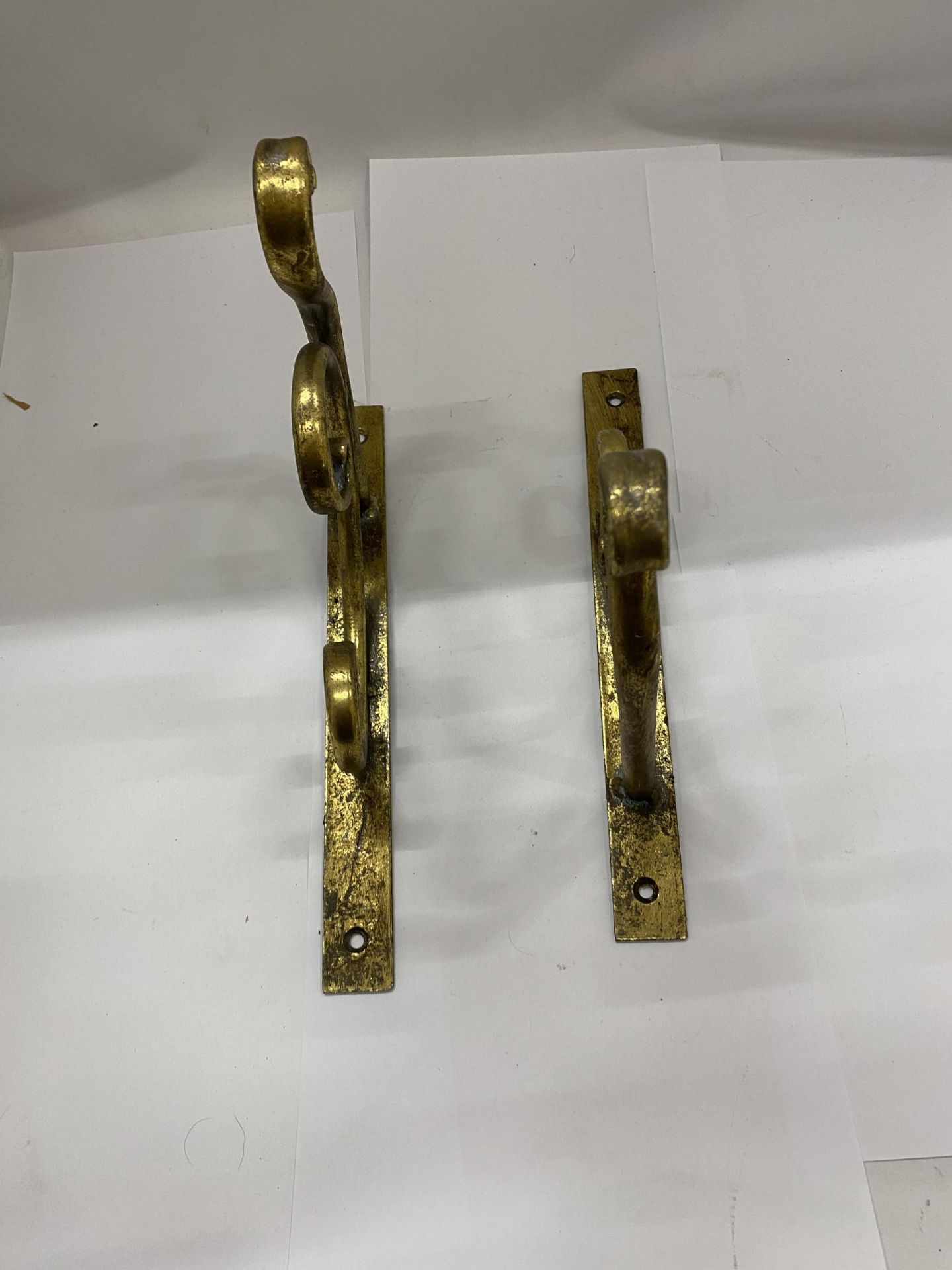 A PAIR OF BRASS BRACKETS - Image 2 of 2