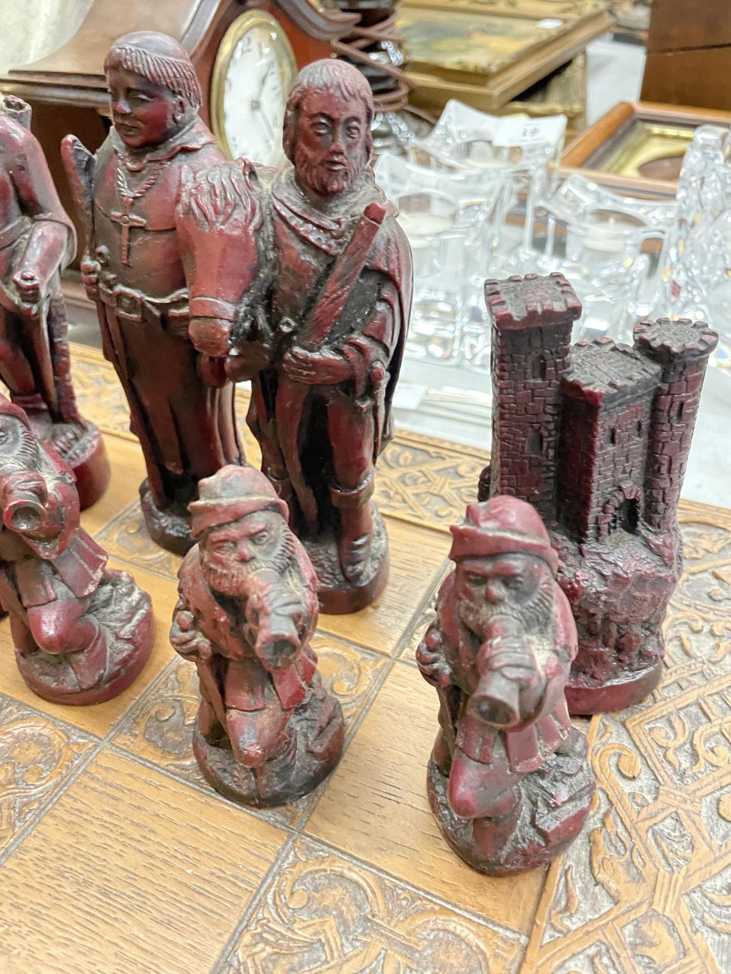 A VERY LARGE AND COMPLETE ROBIN HOOD RESIN CHESS SET WITH PIECES UP TO AND OVER 15CM TALL, - Bild 7 aus 7