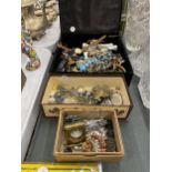 A LARGE QUANTITY OF VINTAGE AND MODERN COSTUME JEWELLERY TO INCLUDE NECKLACES, BROOCHES, WATCHES,