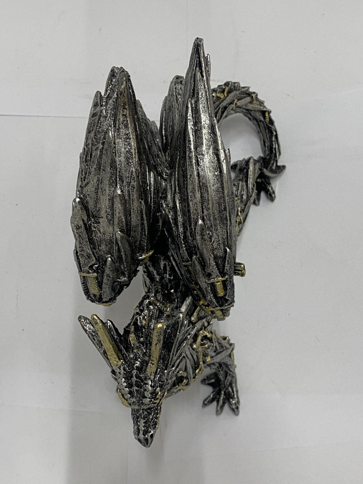 A RESIN SWORD DRAGON, HEIGHT 15CM, LENGTH 19CM - Image 3 of 3