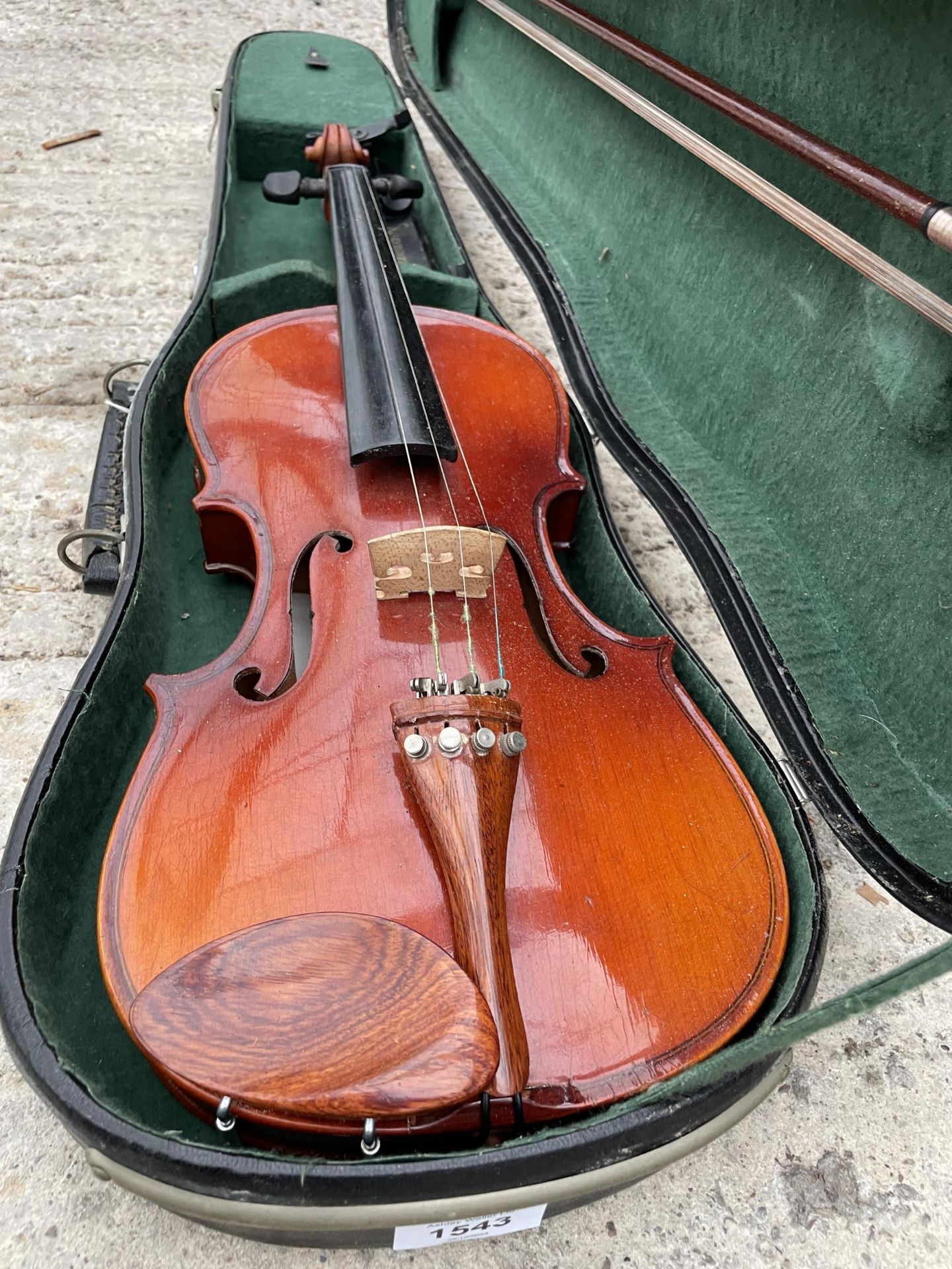 A VIOLIN WITH CARRY CASE - Bild 2 aus 7