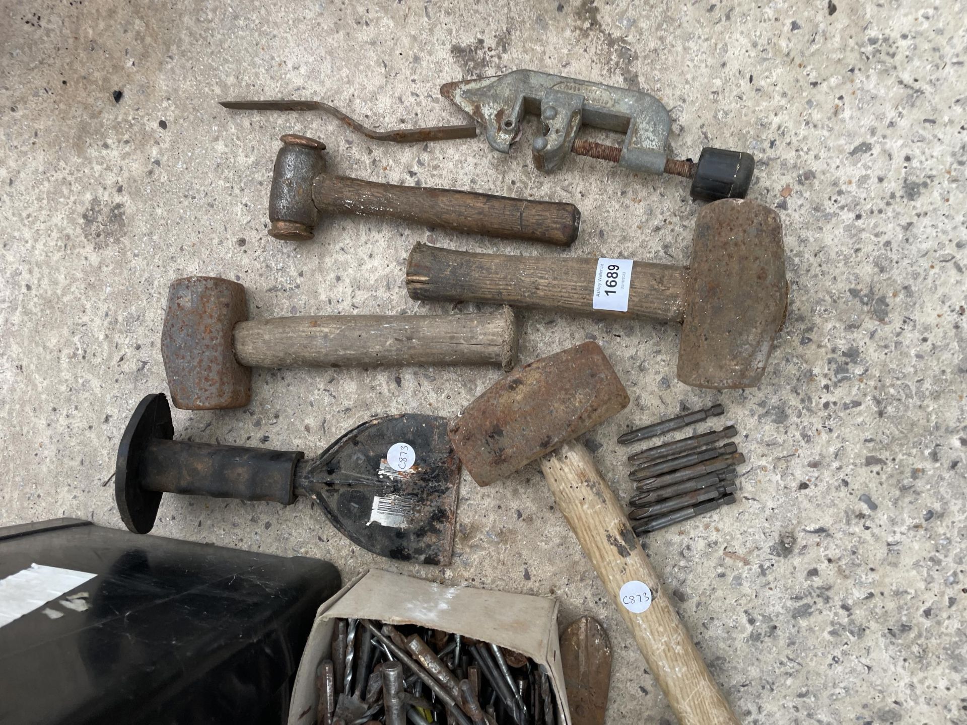 AN ASSORTMENT OF TOOLS TO INCLUDE DRILL BITS, HAMMERS AND PLIERS ETC - Image 3 of 4