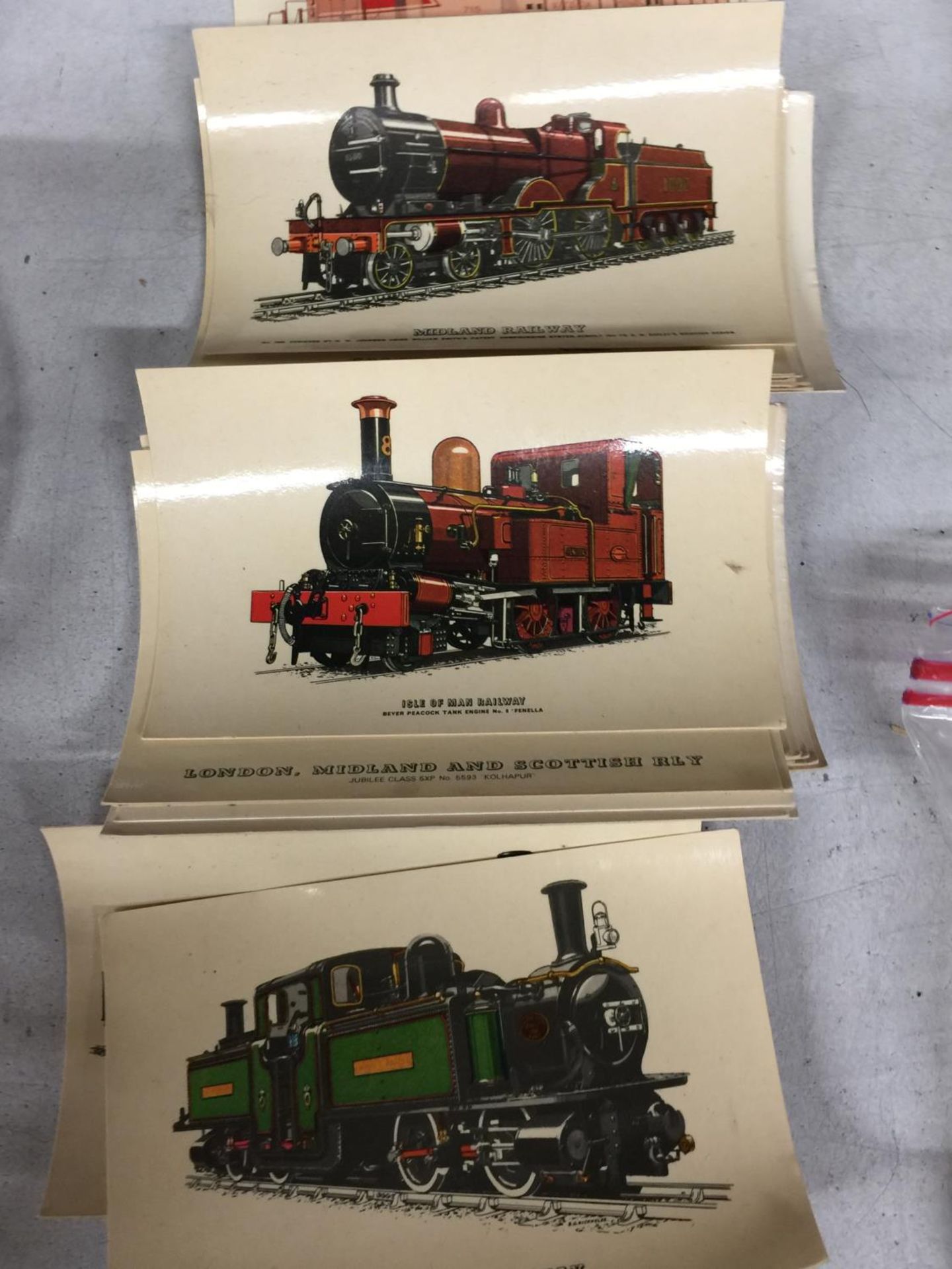 A COLLECTION OF VINTAGE TRAIN COLOUR POSTCARDS, BROOKE BOND TEA CARDS AND A WHITE METAL MATCH BOX - Bild 3 aus 4
