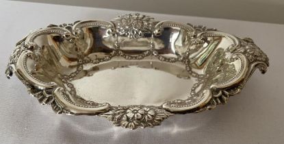 A 1901 HALLMARKED CHESTER SILVER DISH, MAKER GEORGE NATHAN & RIDLEY HAYES, GROSS WEIGHT 27 GRAMS