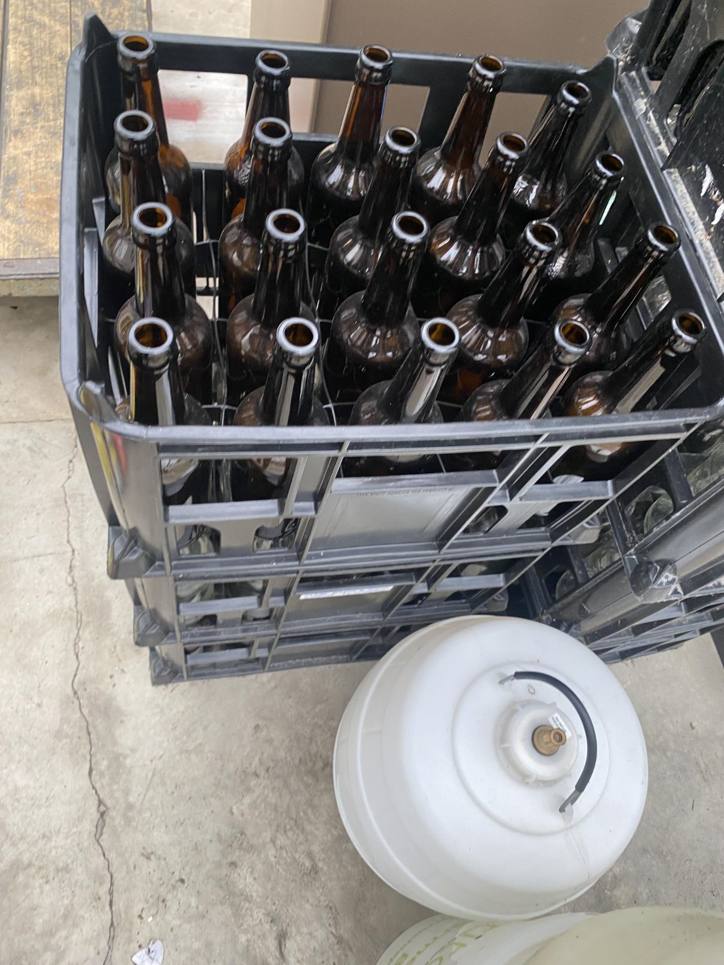 AN ASSORTMENT OF BREWING EQUIPMENT TO INCLUDE GLASS BOTTLES, BARRELS AND CRATES ETC - Image 5 of 5