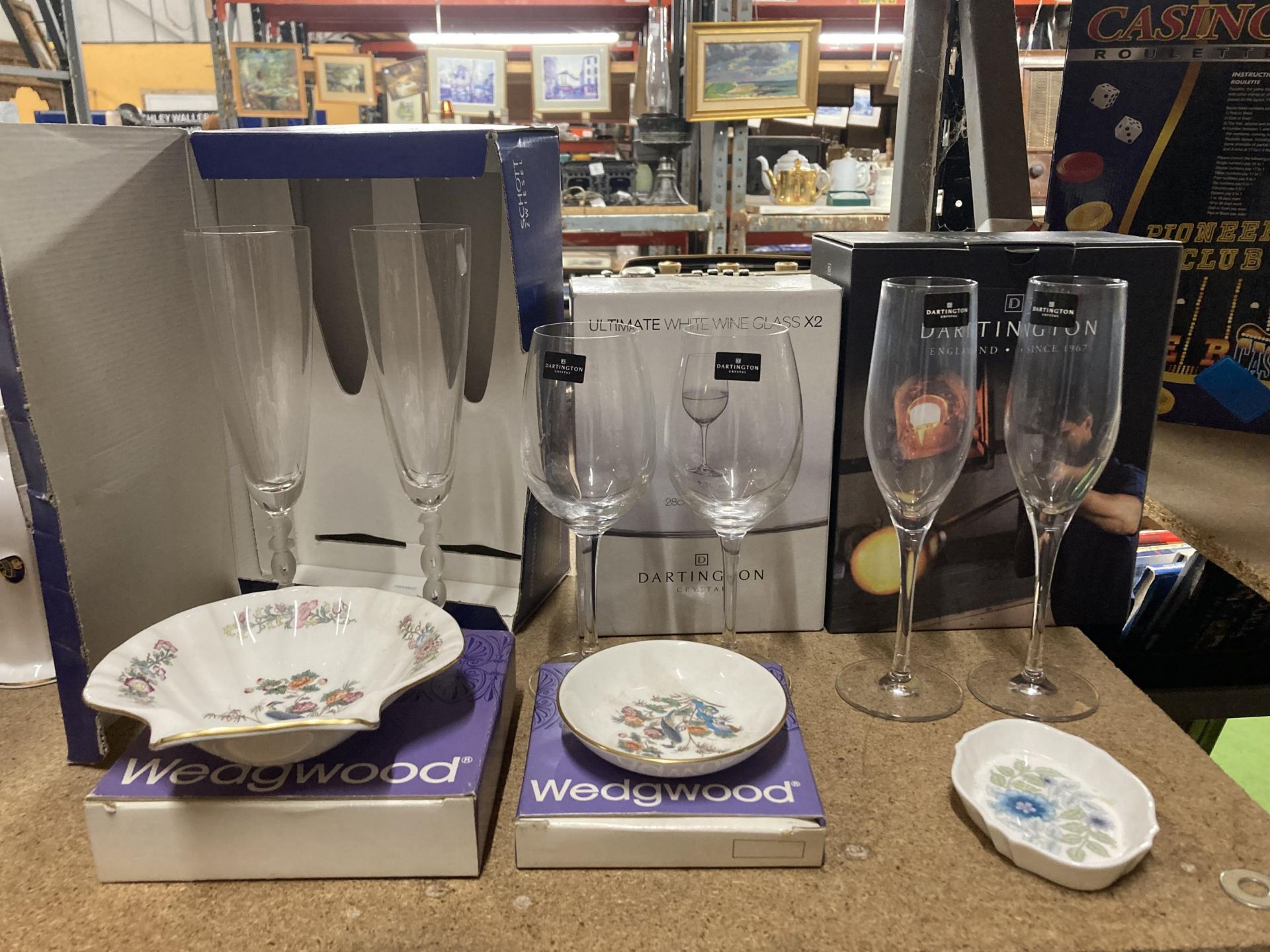 A GROUP OF BOXED CHAMPAGNE FLUTES TO INCLUDE DARTINGTON EXAMPLES, BOXED WEDGWOOD DISHES ETC